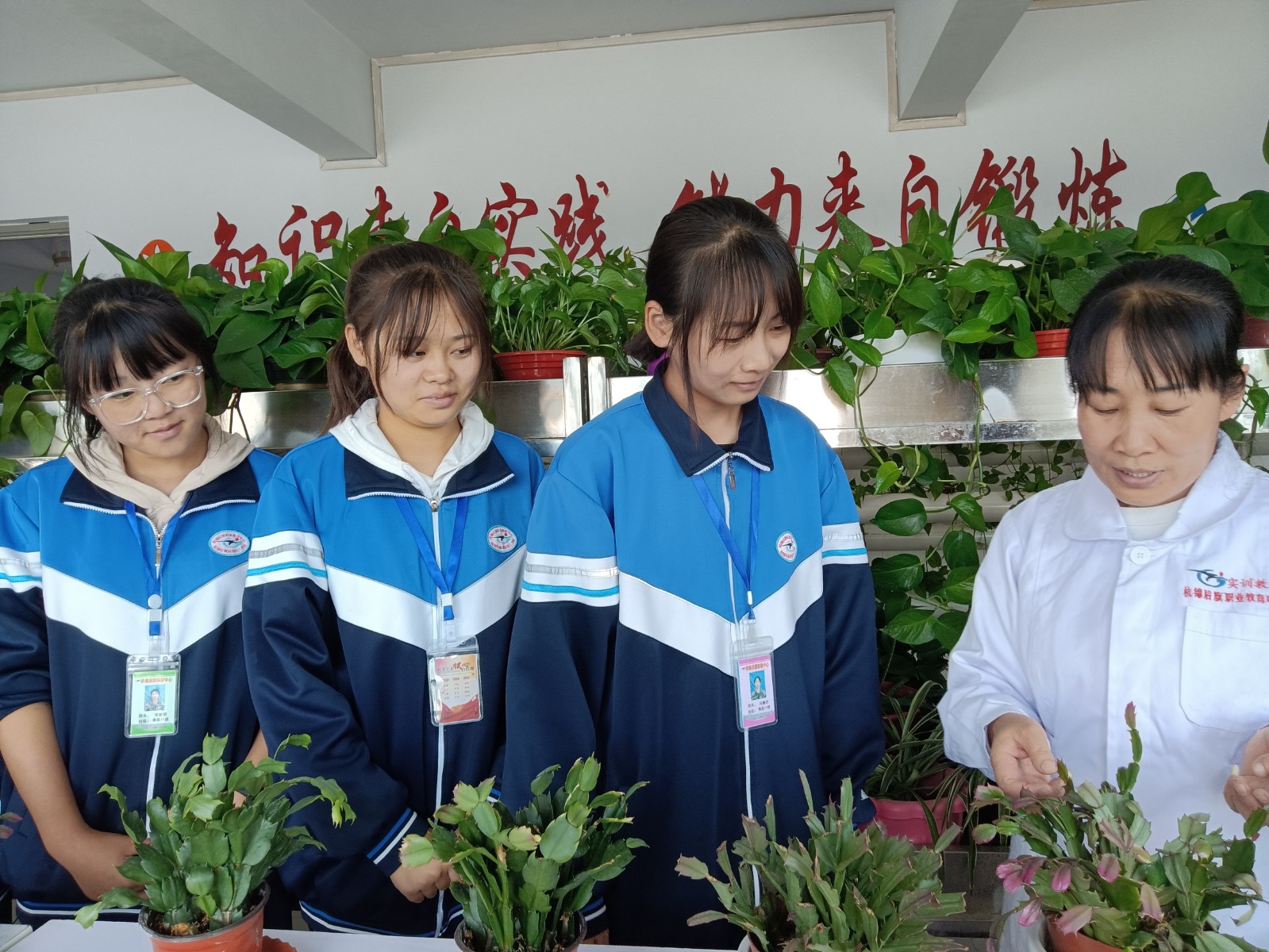 石瑞老师的花卉栽培社团课.jpg