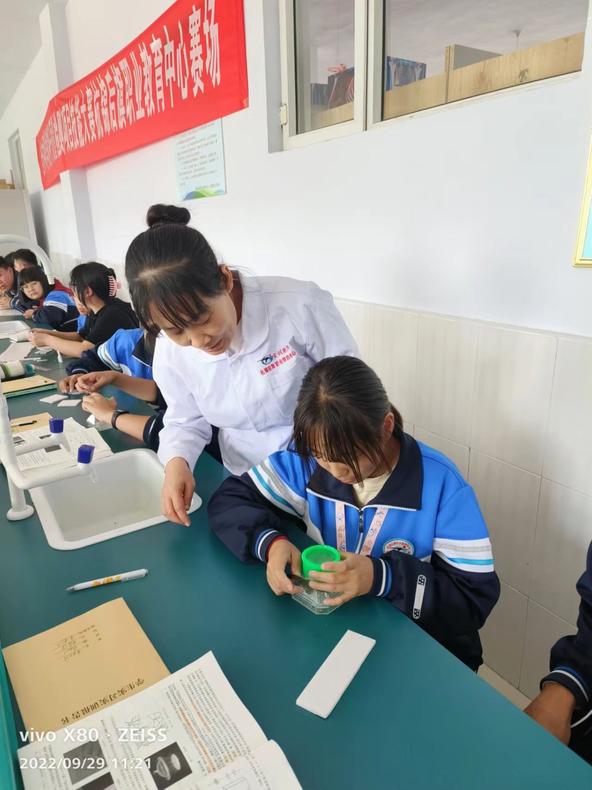 石瑞老师指导学生参加自治区技能大赛集训.jpg