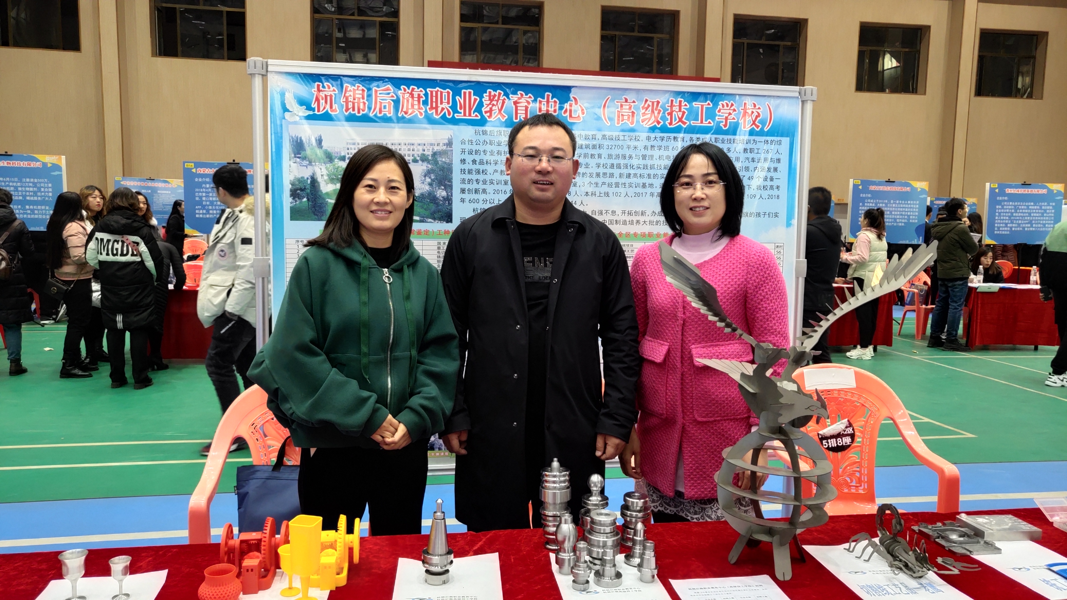 E:\侯昕\宣传报道稿\2019年11月（一）金秋招聘月活动\2019年11月金秋招聘月活动照片\lADPDgQ9rO_vfTvNCNzND8A_4032_2268.jpg