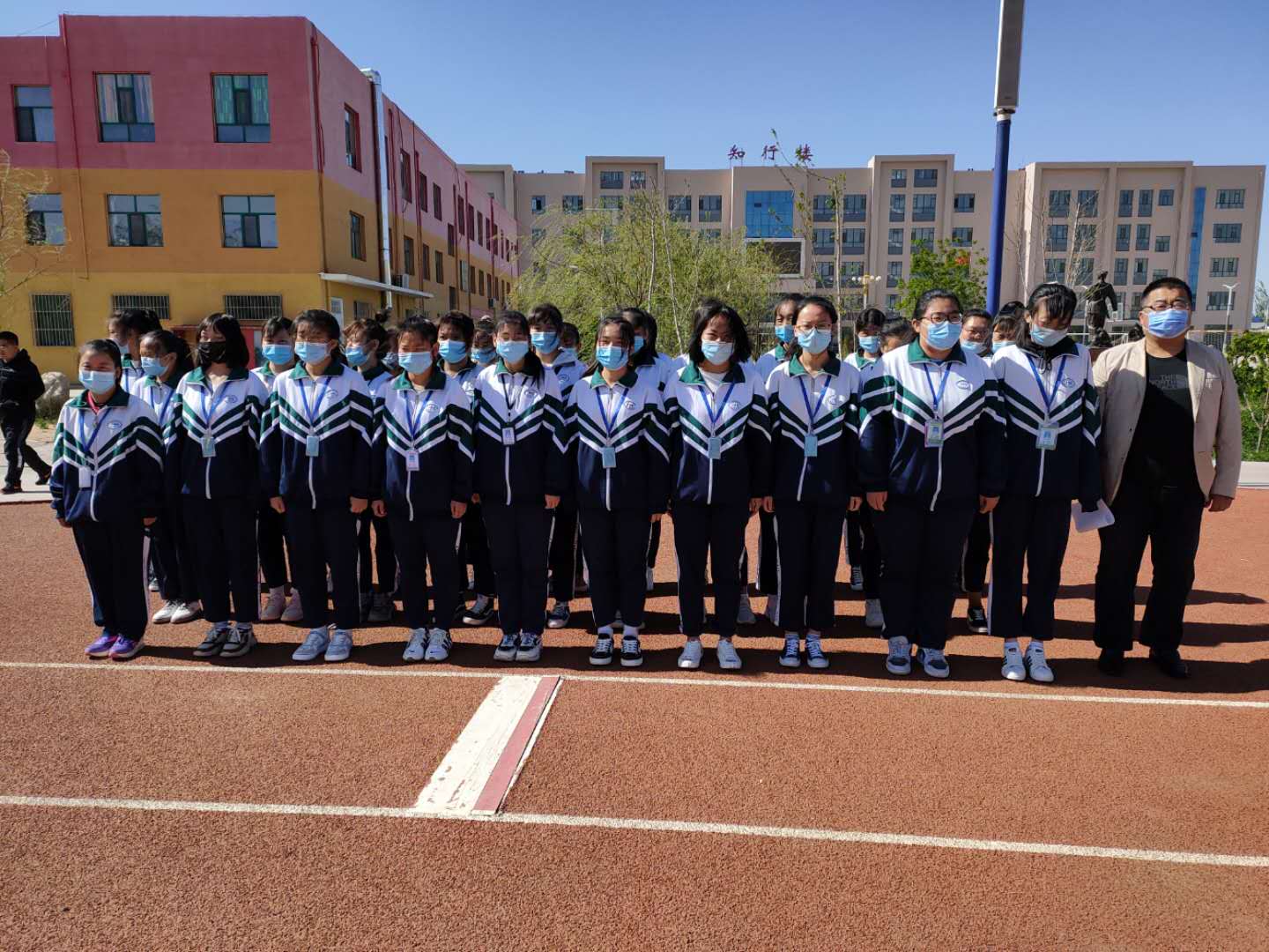 D:\2019---2020年第二学期团委工作\升旗\升旗剪影\弘扬工匠精神塑造职教风采\幼师28班升旗班级剪影.jpg