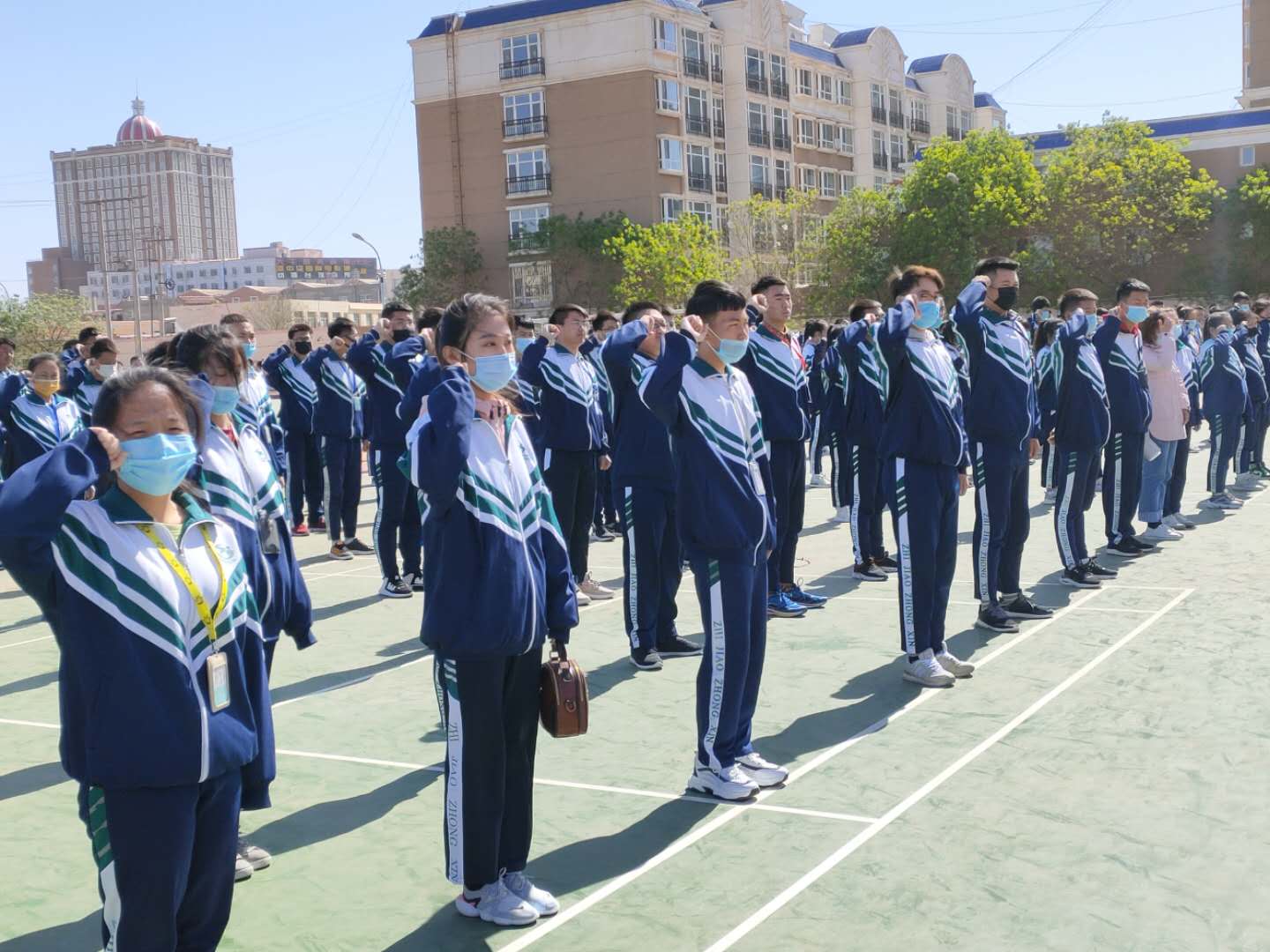D:\2019---2020年第二学期团委工作\升旗\升旗剪影\弘扬工匠精神塑造职教风采\全体学生宣誓剪影.jpg