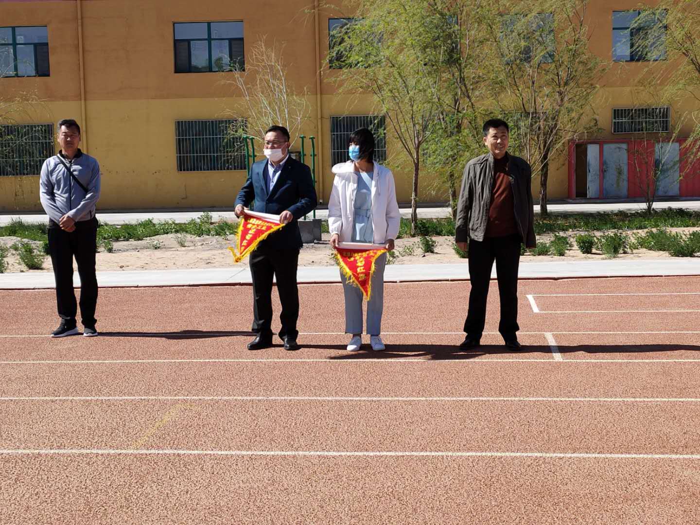 D:\2019---2020年第二学期团委工作\升旗\升旗剪影\弘扬工匠精神塑造职教风采\学校领导颁发教室和宿舍卫生流动红旗剪影.jpg