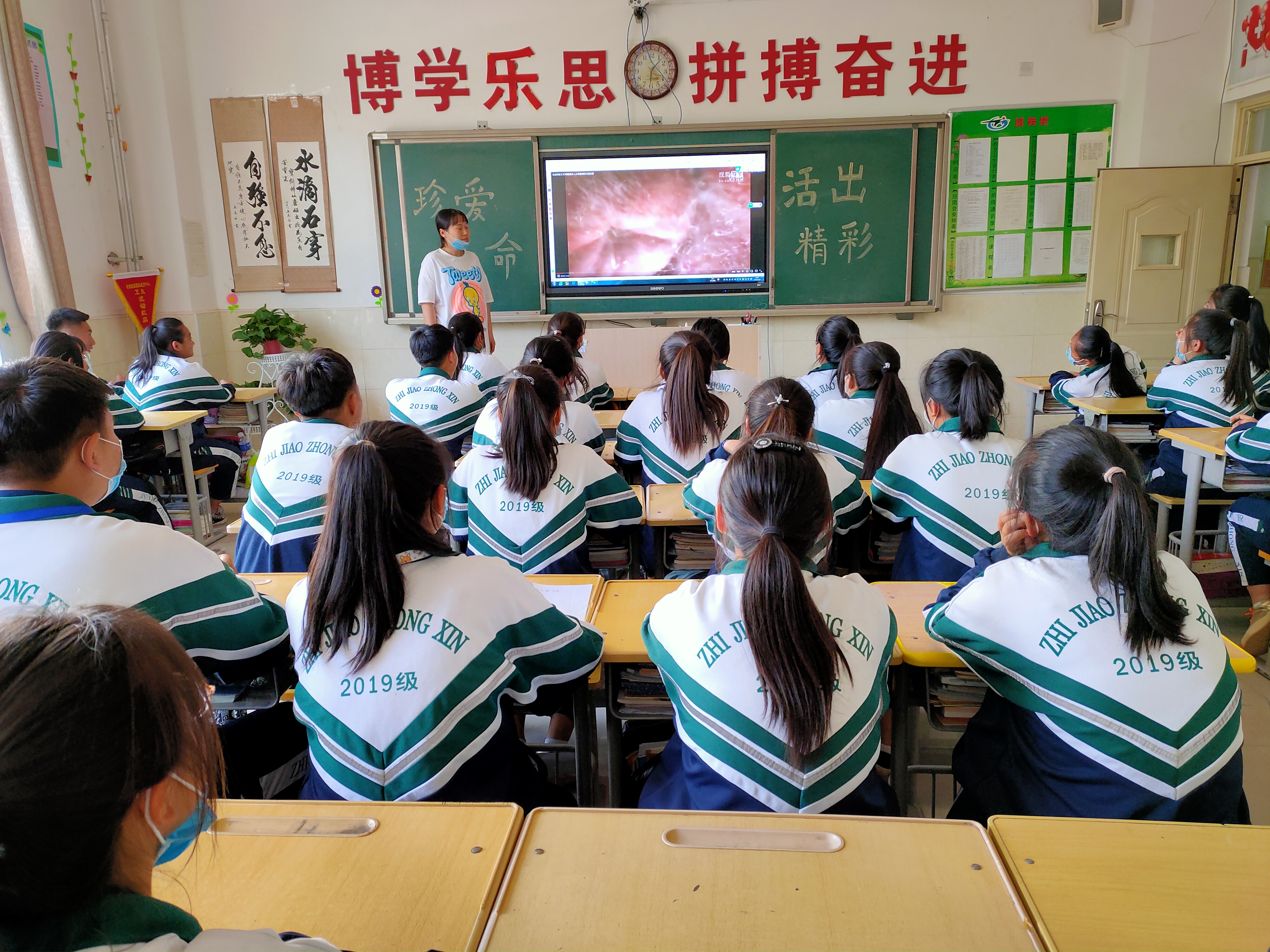 D:\2019---2020年第二学期团委工作\主题班团会\主题班会\主题班会剪影\珍惜生命活出精彩主题班会剪影\医士44班珍爱生命活出精彩主题班会剪影.jpg