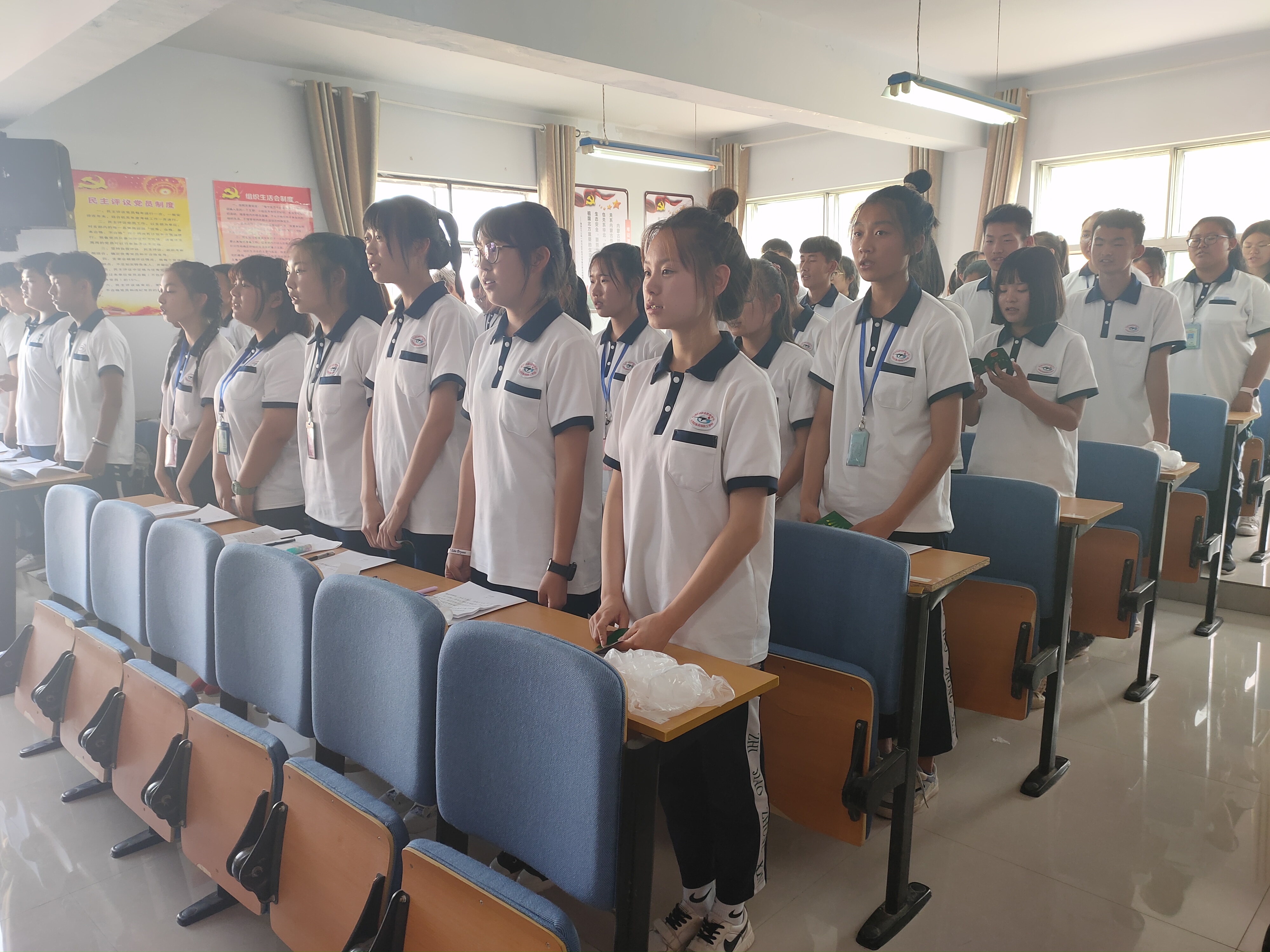 D:\2019---2020年第二学期团委工作\各类活动\新团员入团仪式\入团仪式剪影\全体新团员唱团歌.jpg