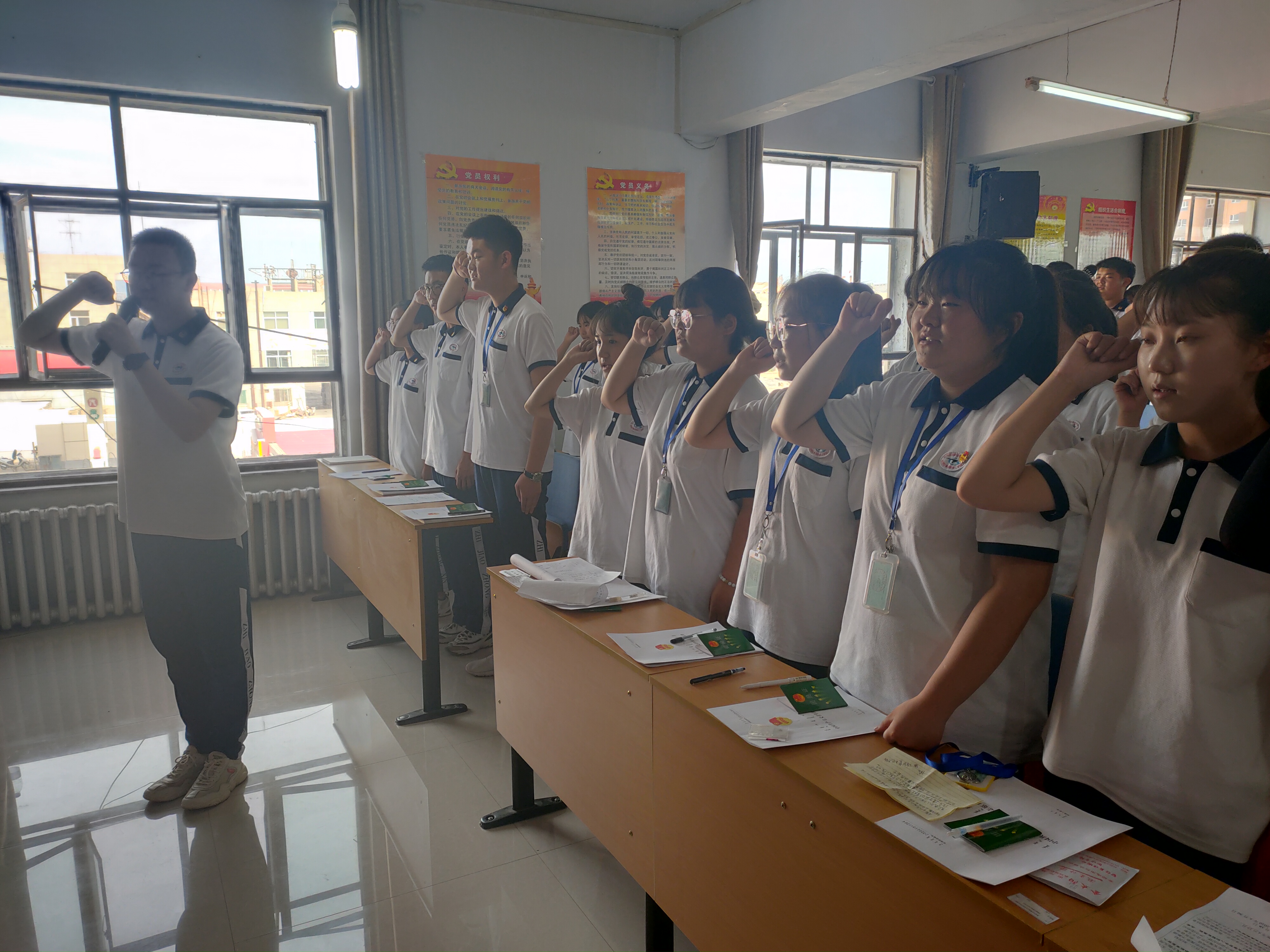 D:\2019---2020年第二学期团委工作\各类活动\新团员入团仪式\入团仪式剪影\新团员入团仪式领誓剪影.jpg