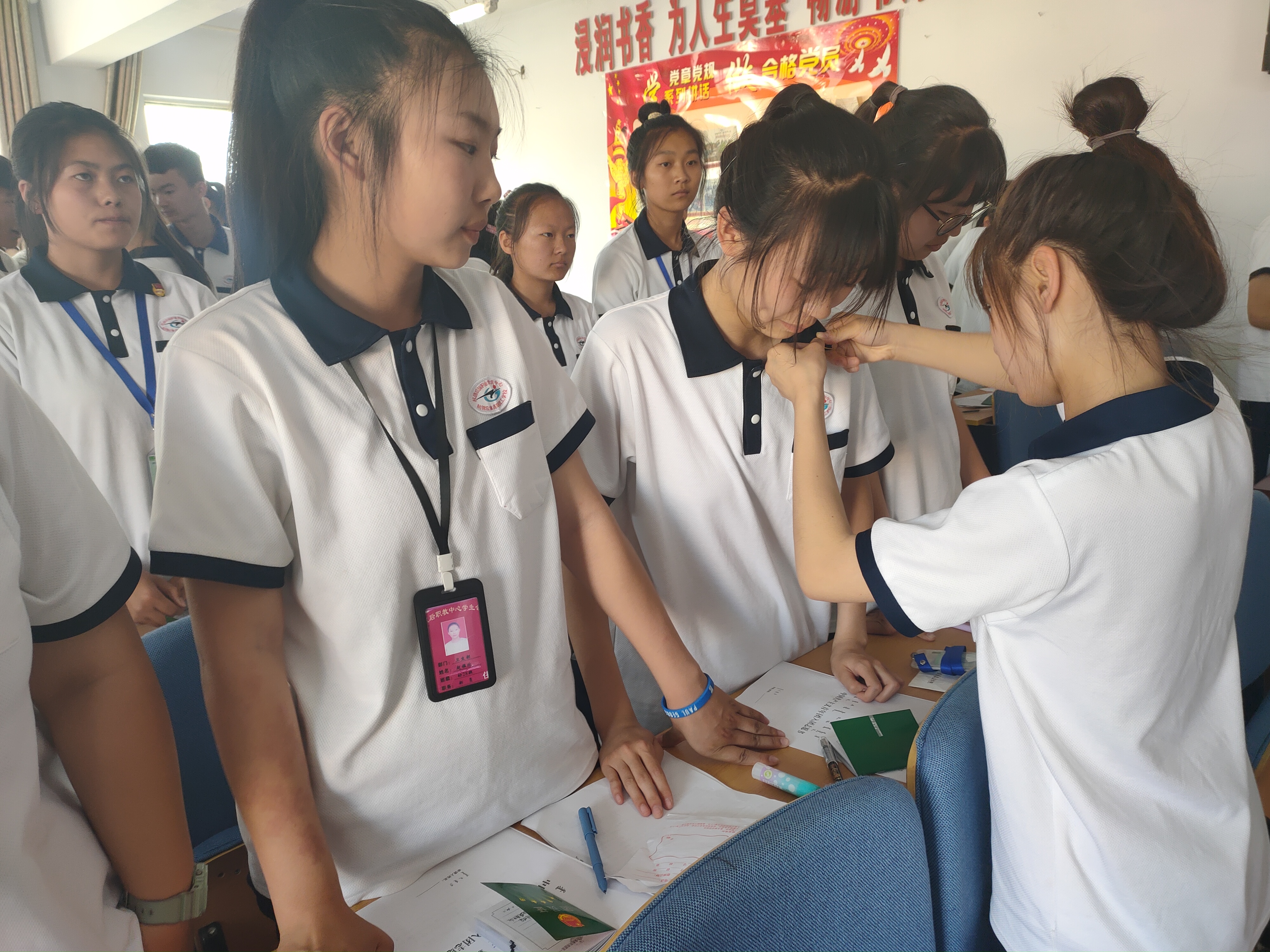 D:\2019---2020年第二学期团委工作\各类活动\新团员入团仪式\入团仪式剪影\老团员为新团员佩戴团徽.jpg