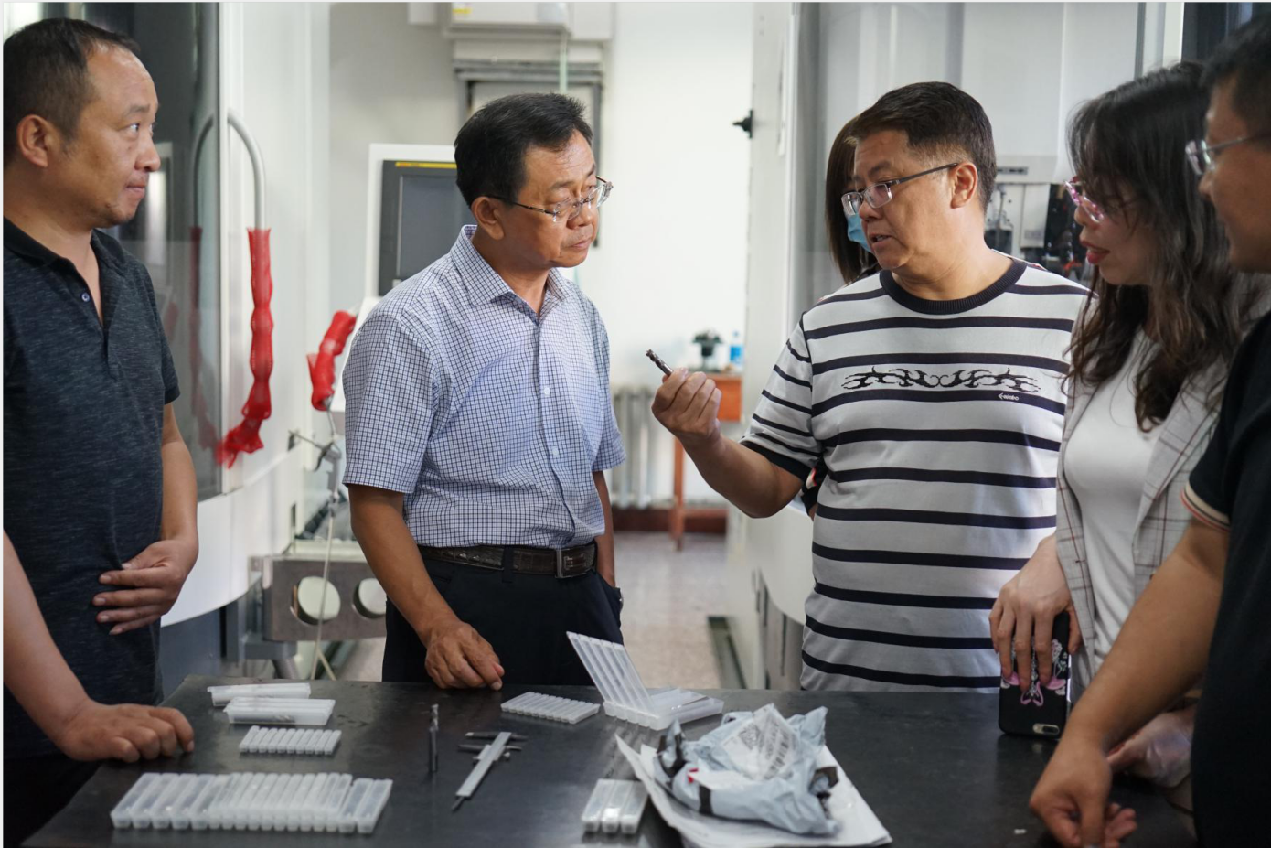 观摩数控车间生加工好的产品.png