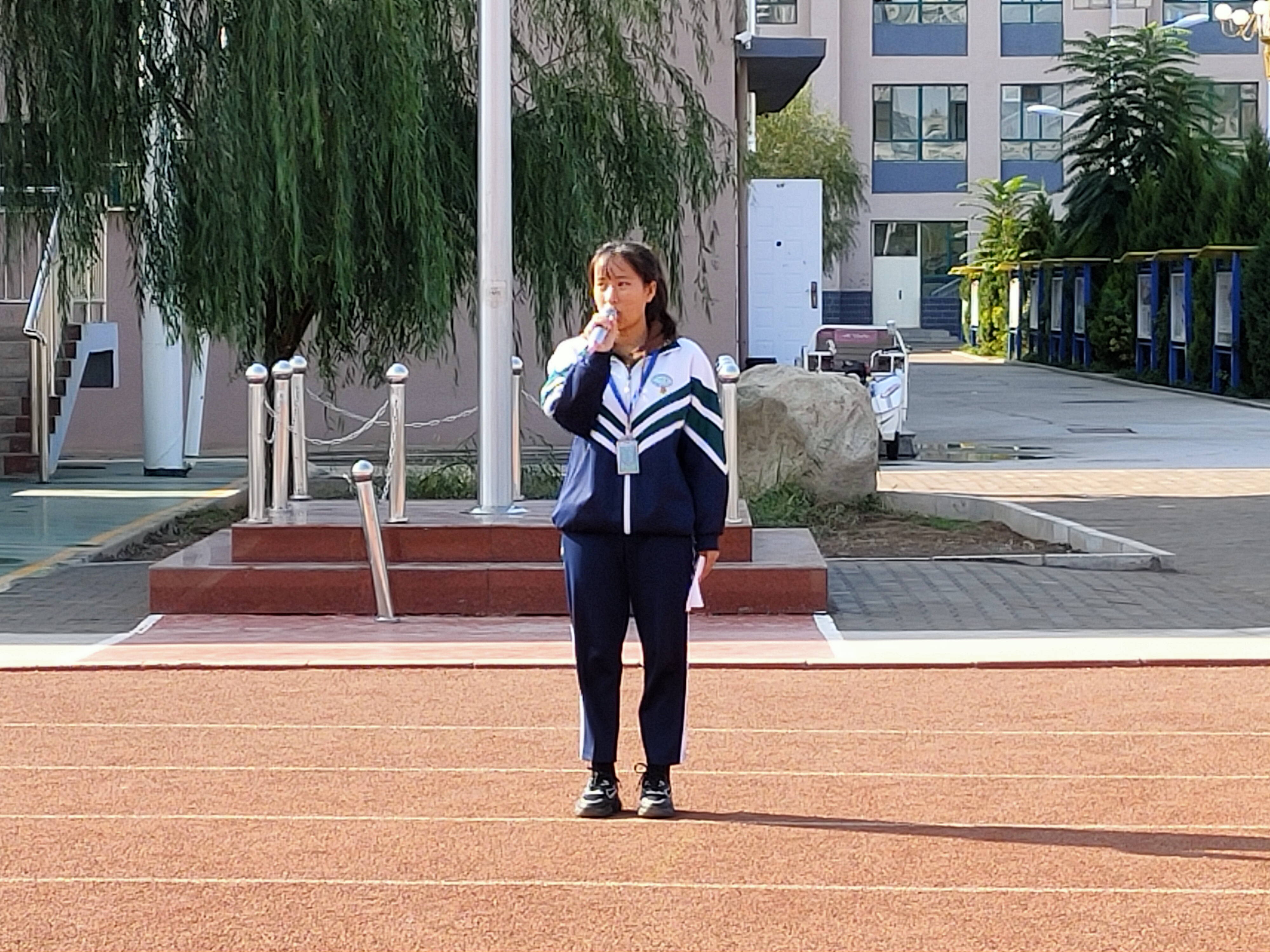 D:\2020----2021年度团委工作\升旗\升旗\升旗4\升旗剪影\仁欣月国旗下演讲剪影.jpg