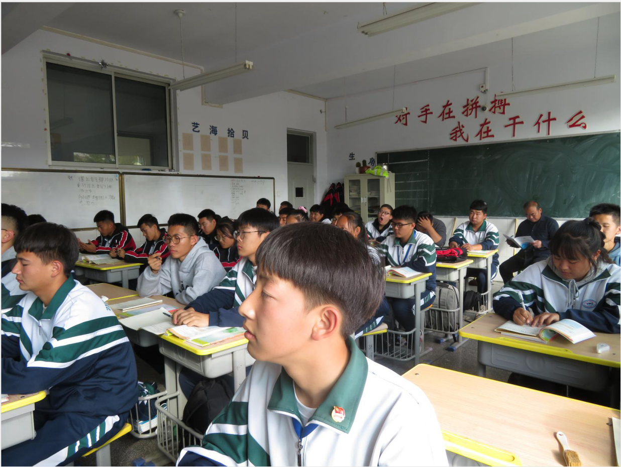 罗劲忠老师在听课.png