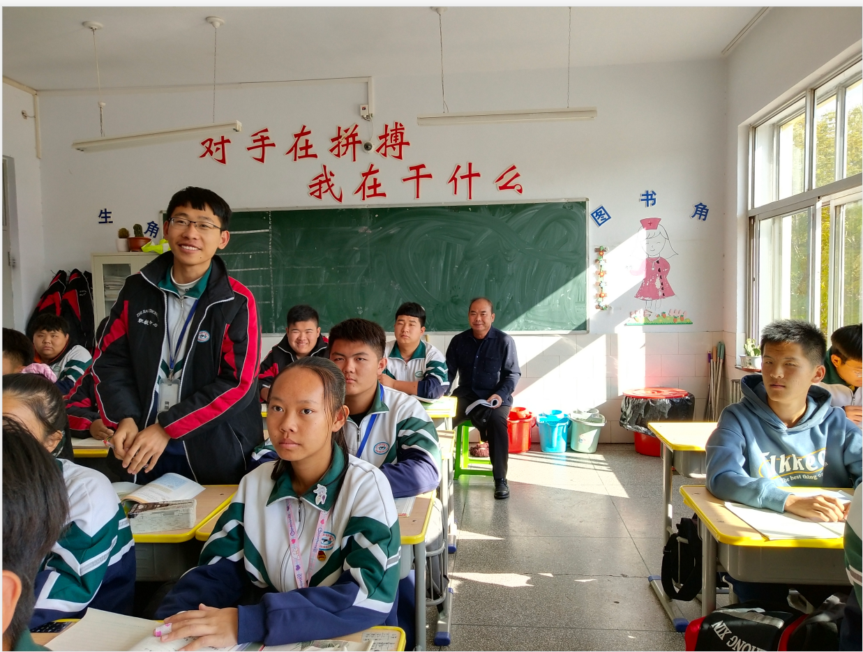 罗劲忠老师在听课3.png