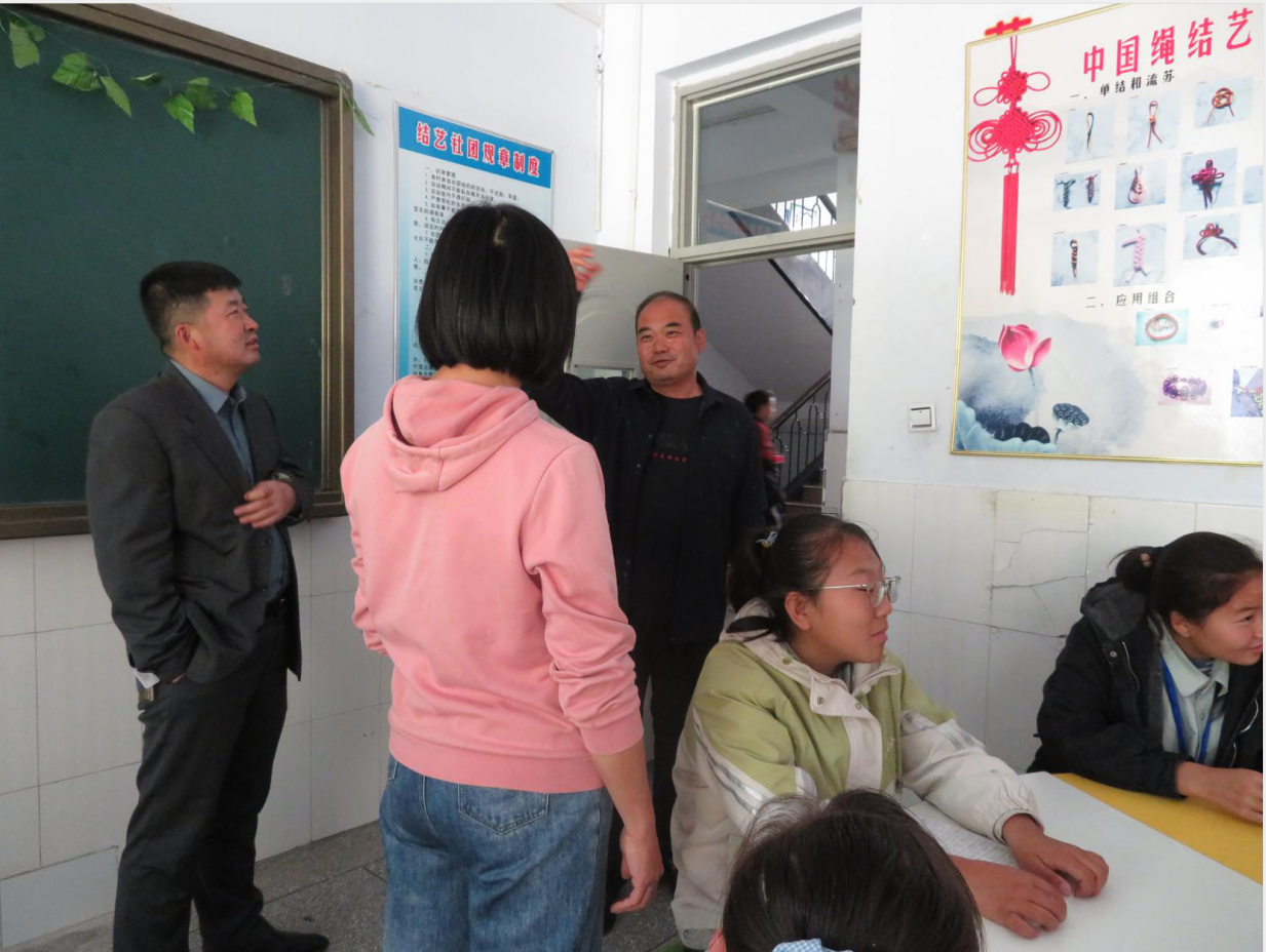 罗劲忠老师和结艺社指导教师袁慧云在交流.png