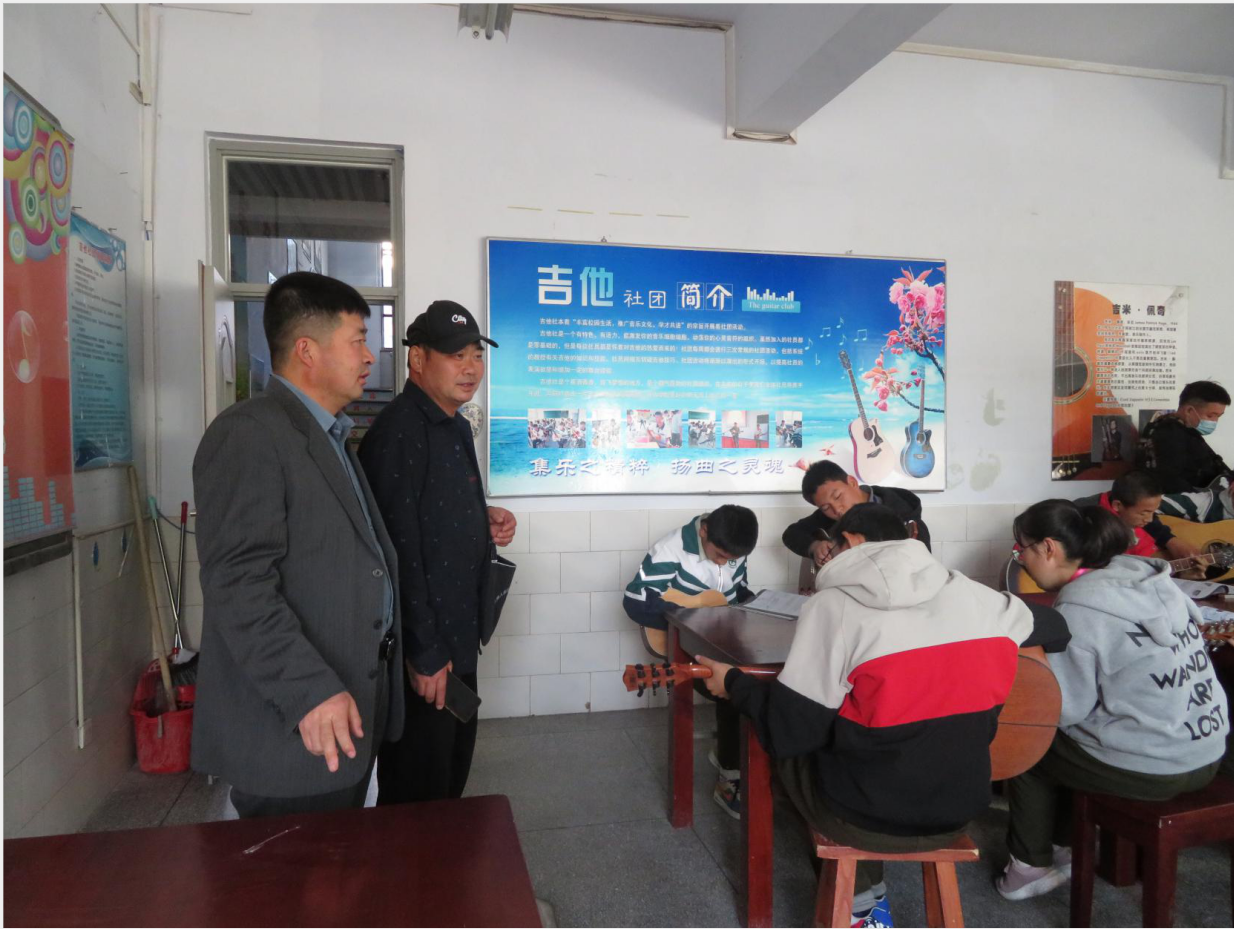 罗劲忠老师观摩吉他社.png