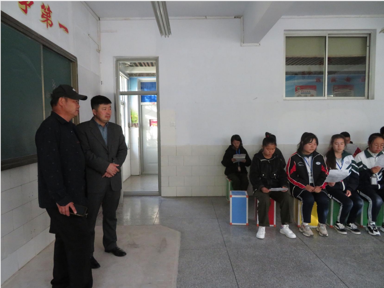 罗劲忠老师观摩歌唱社团.png