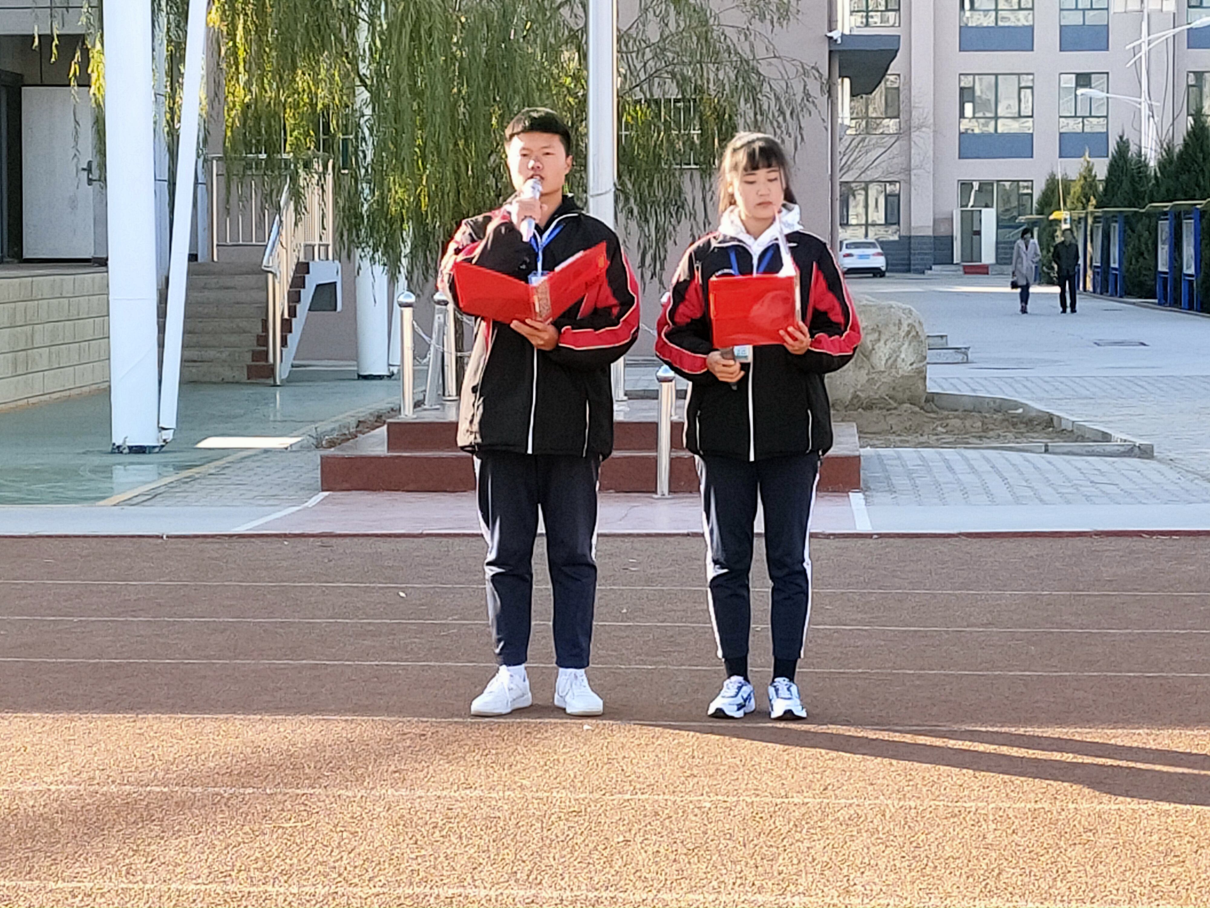 D:\2020----2021年度团委工作\升旗\升旗\升旗11\升旗剪影\微信图片_202011091446351.jpg