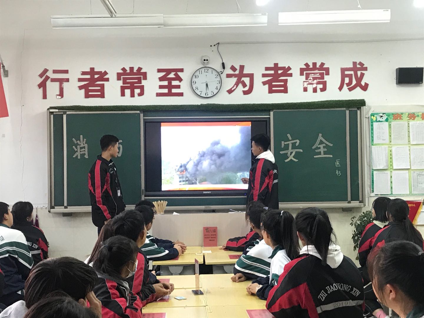D:\2020----2021年度团委工作\主题团日活动\消防心中记安全伴一生主题班会\剪影\微信图片_2020111010370612.jpg