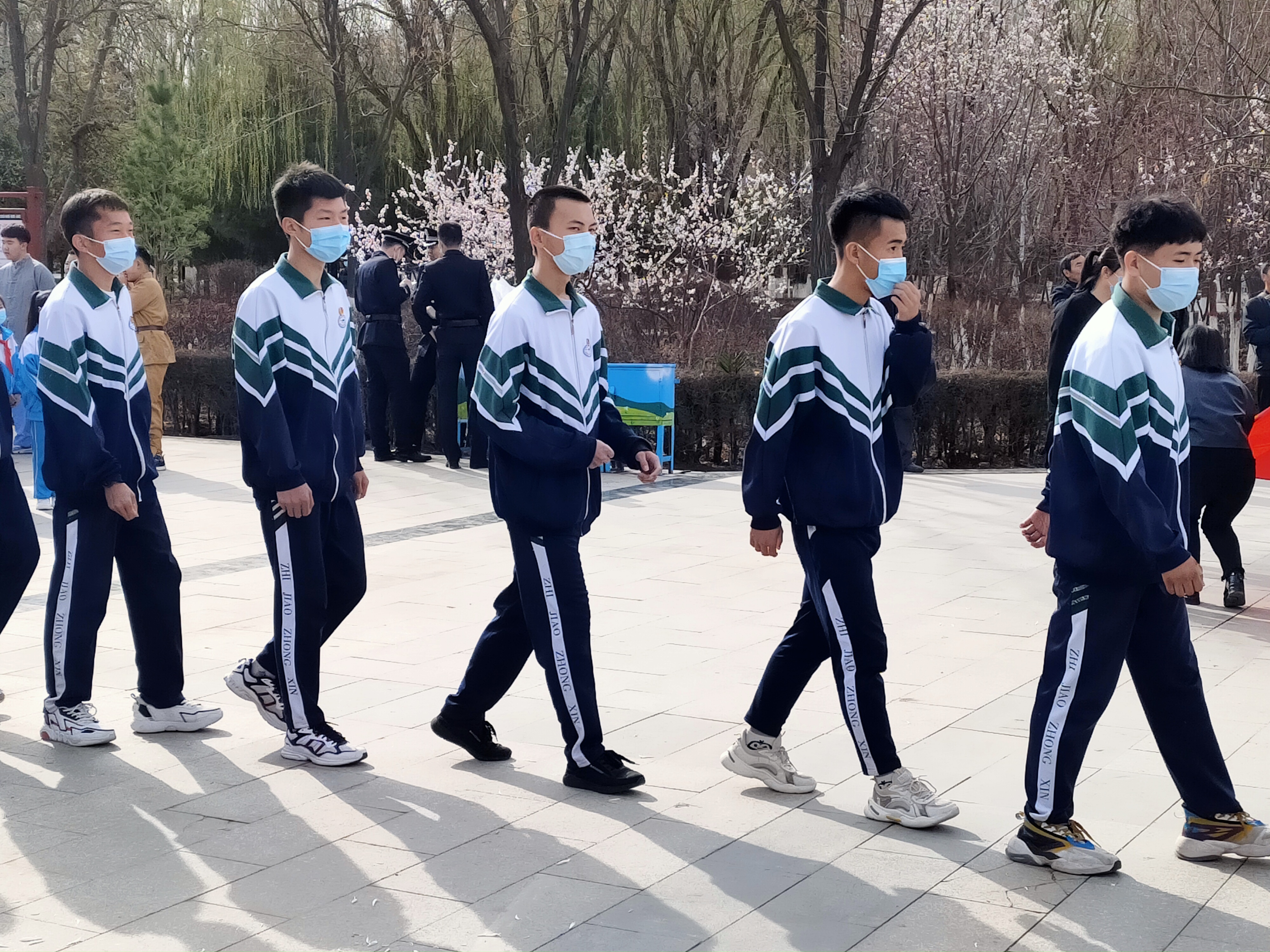 D:\2020----2021年度第二学期团委工作\2021.4.1农牧分校清明节扫墓\公园扫墓剪影\微信图片_2021040214485311.jpg