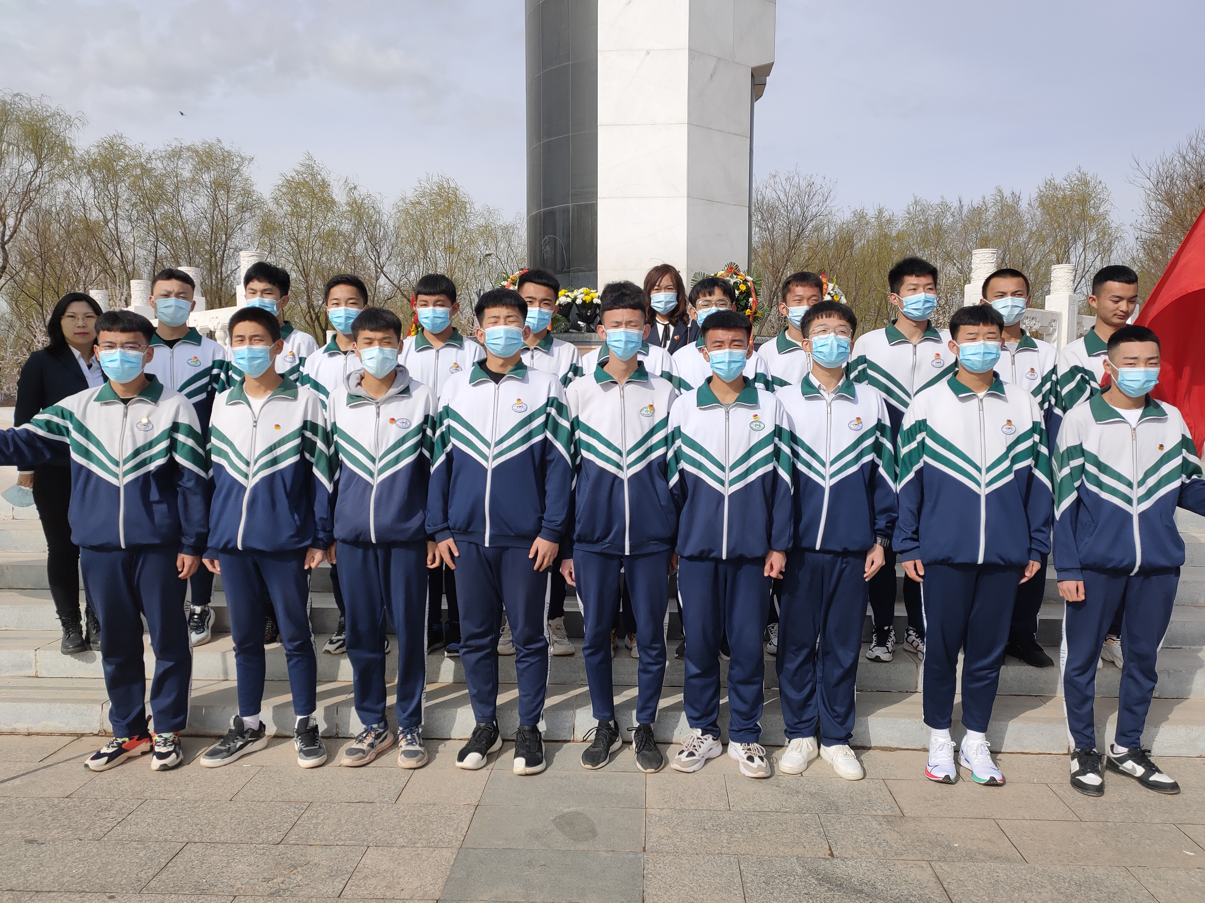 D:\2020----2021年度第二学期团委工作\2021.4.1农牧分校清明节扫墓\公园扫墓剪影\微信图片_202104021448531.jpg