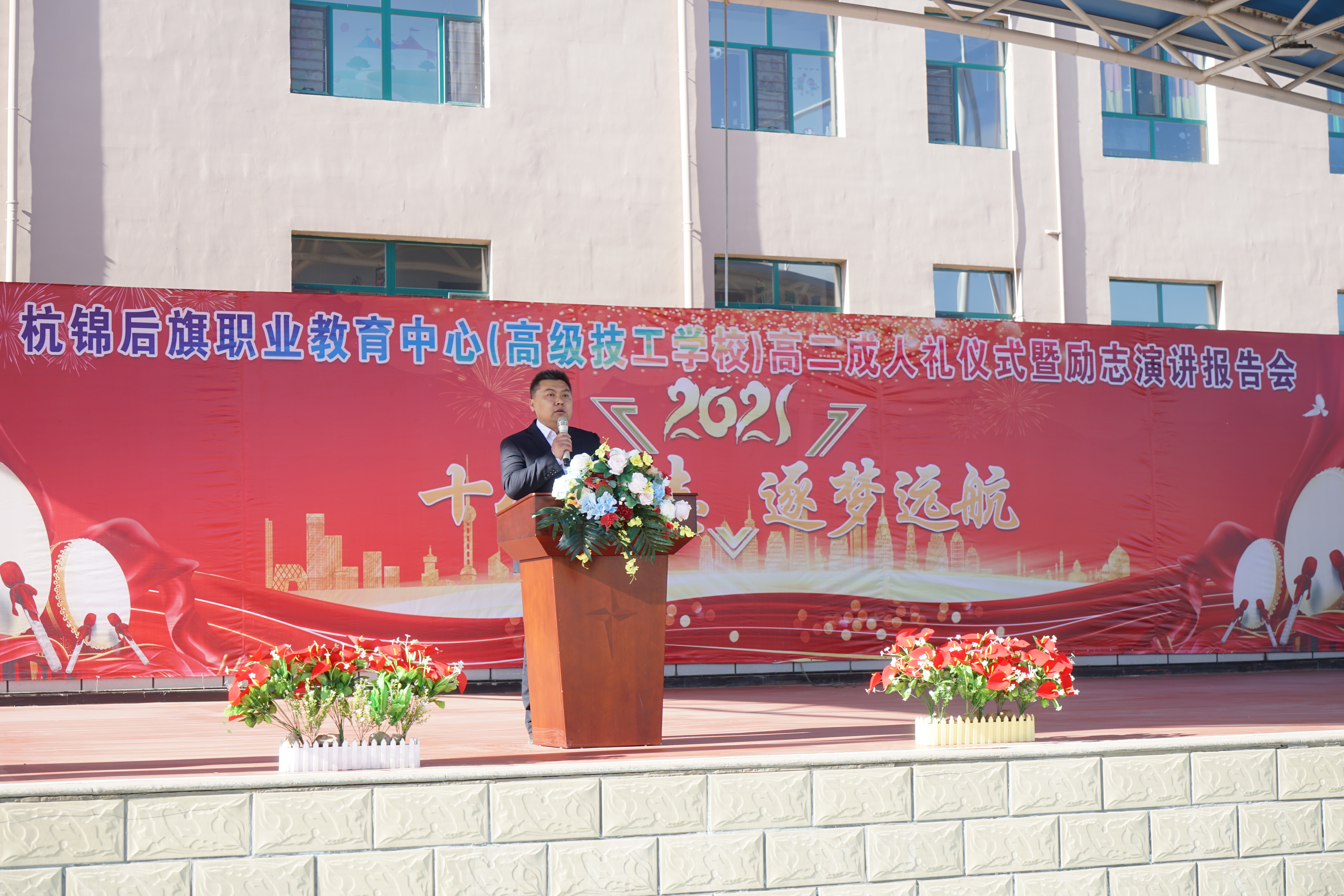 主持人李杰剪影.JPG