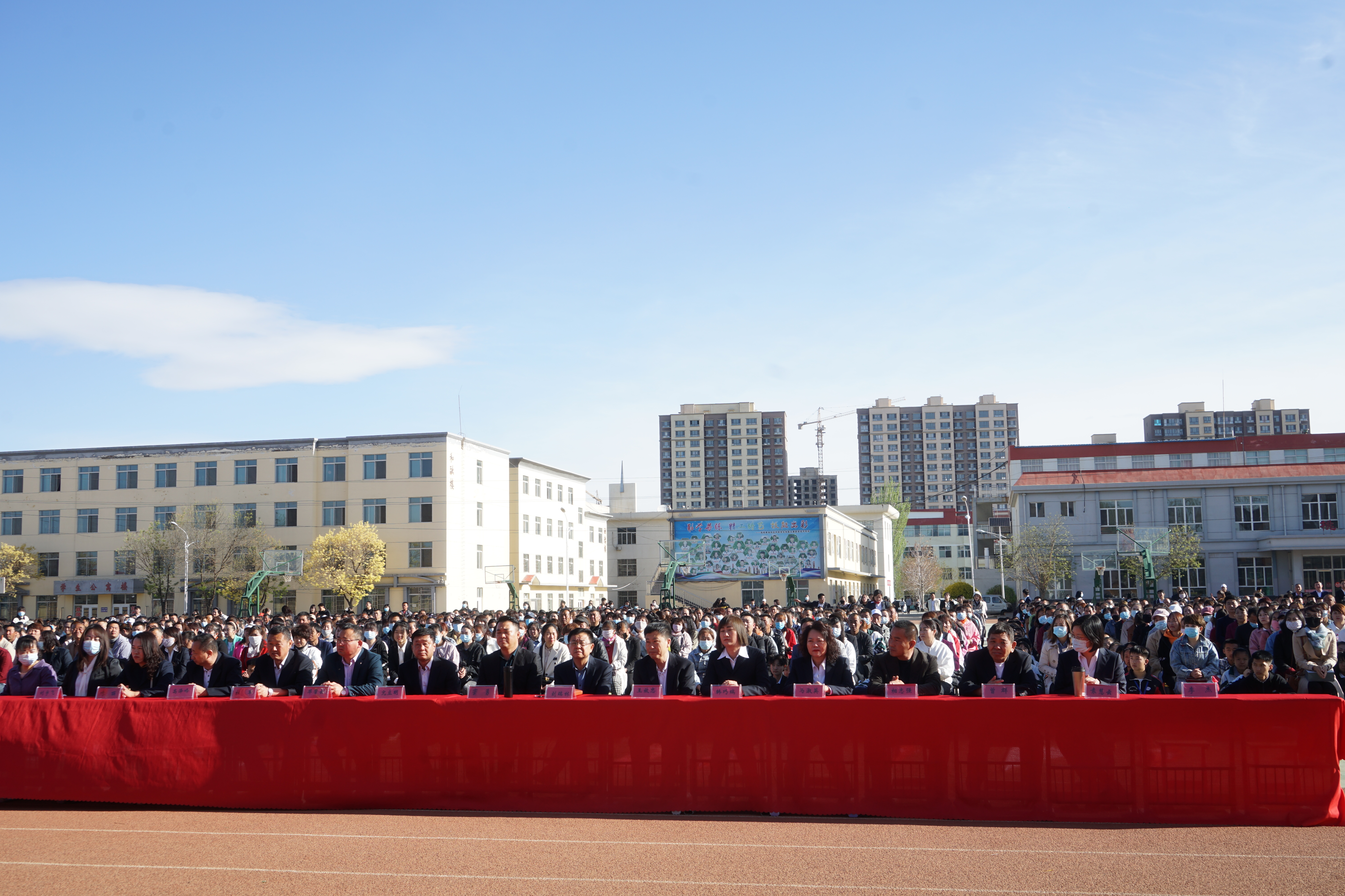 全校领导学生家长剪影.JPG