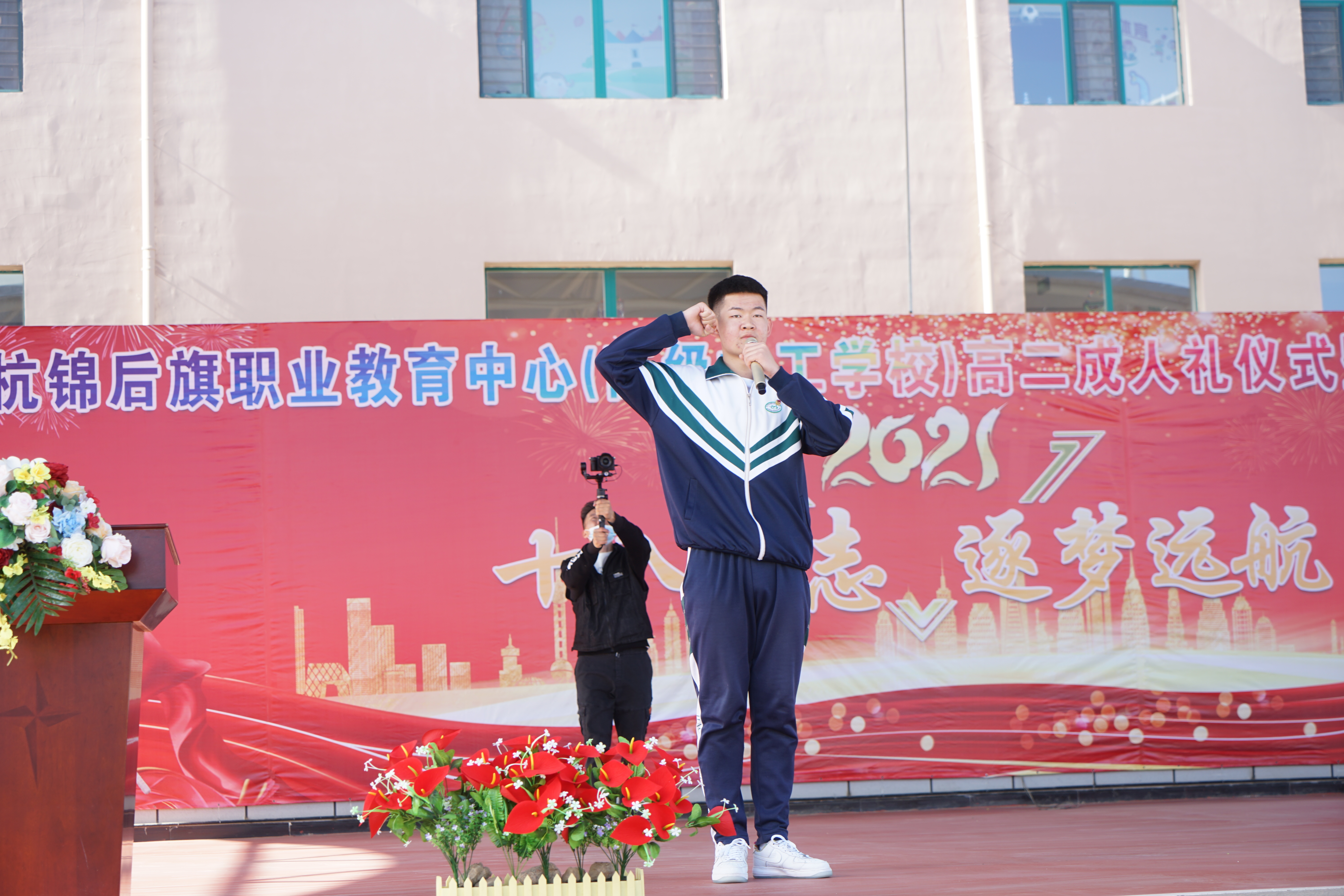 财会34班解世雄领誓剪影.JPG