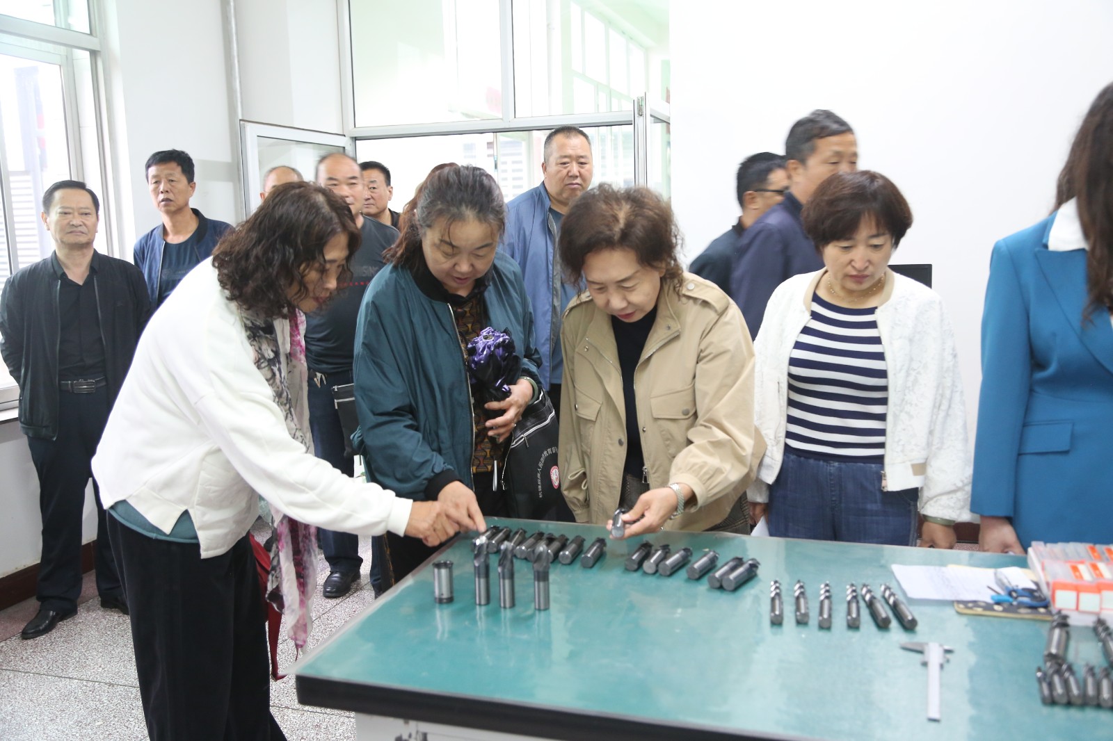 5.观摩精刀车间.JPG