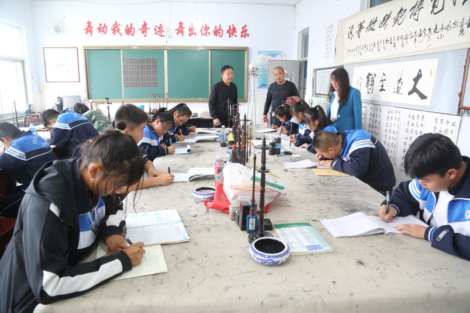 12.观摩书法社团.JPG