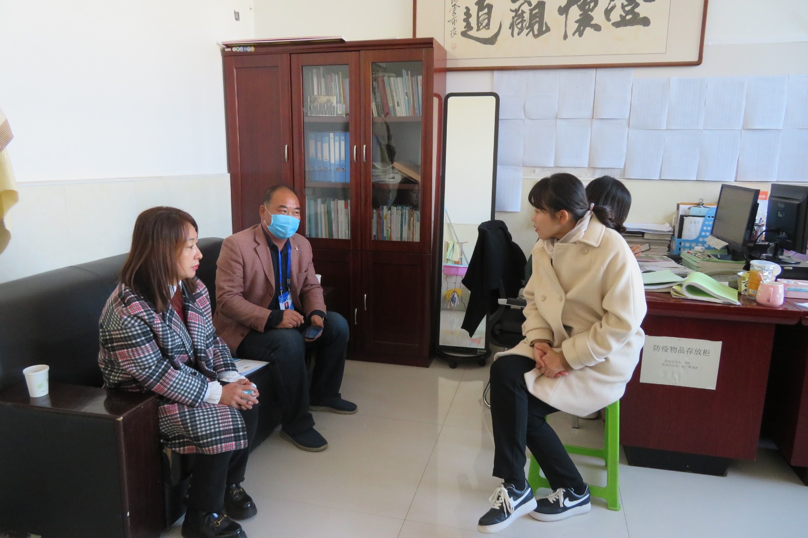 教务主任杜燕霞向责任督学和家长督学介绍学校专业建设情况.JPG