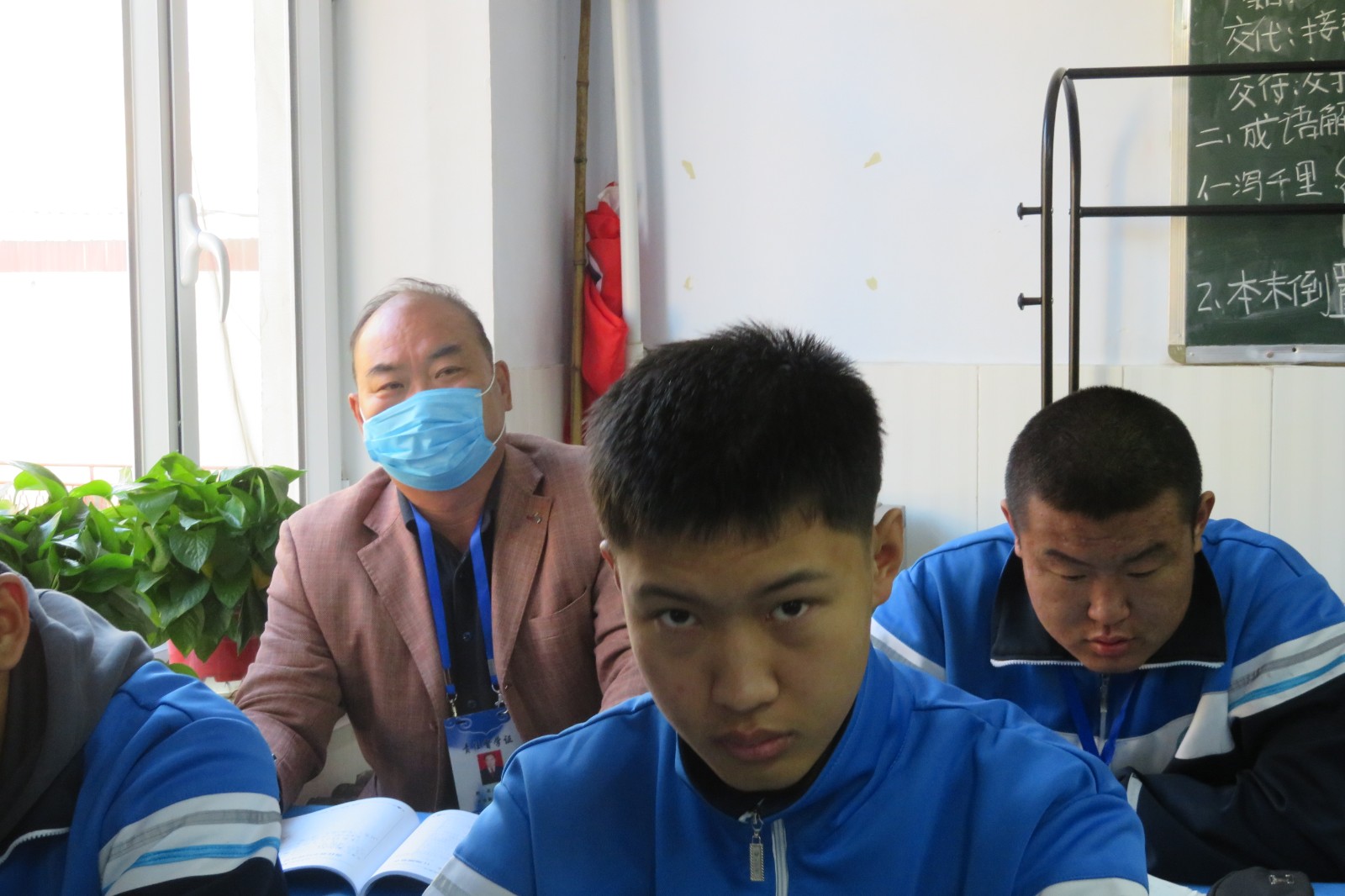 责任督学罗劲忠老师进课堂听课.JPG