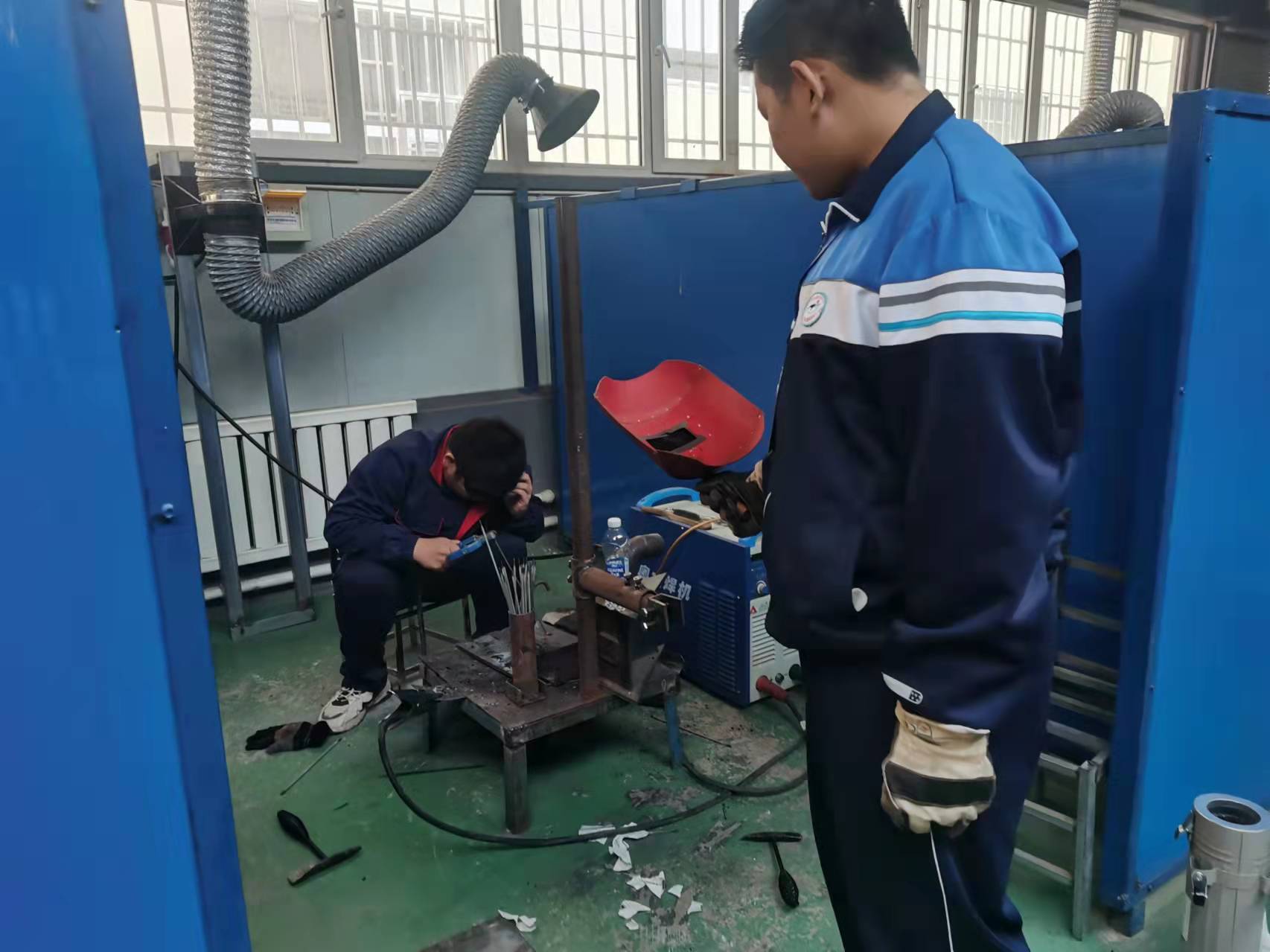 E:\职教中心2021-2020上半学期工作\社团活动中期检查\电焊社团.jpg