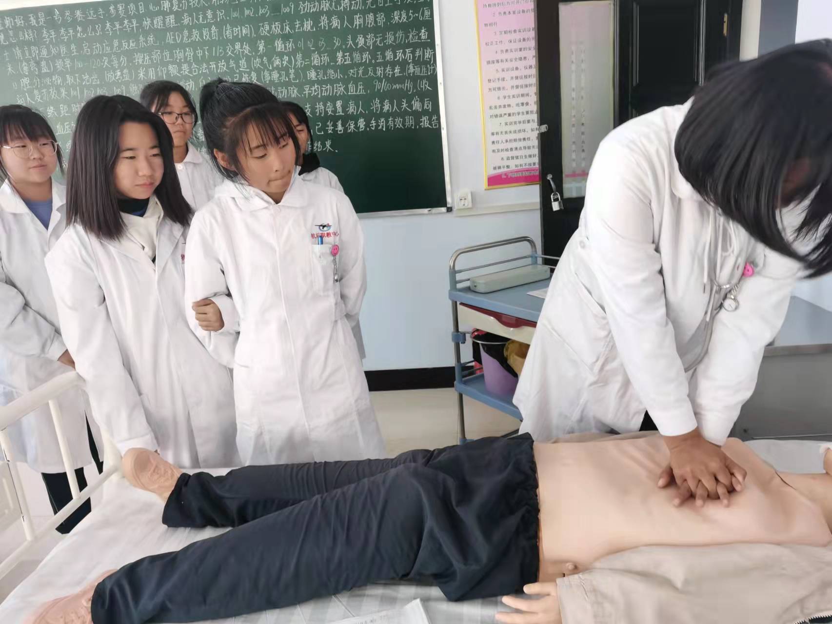 E:\职教中心2021-2020上半学期工作\社团活动中期检查\医护社团7.jpg