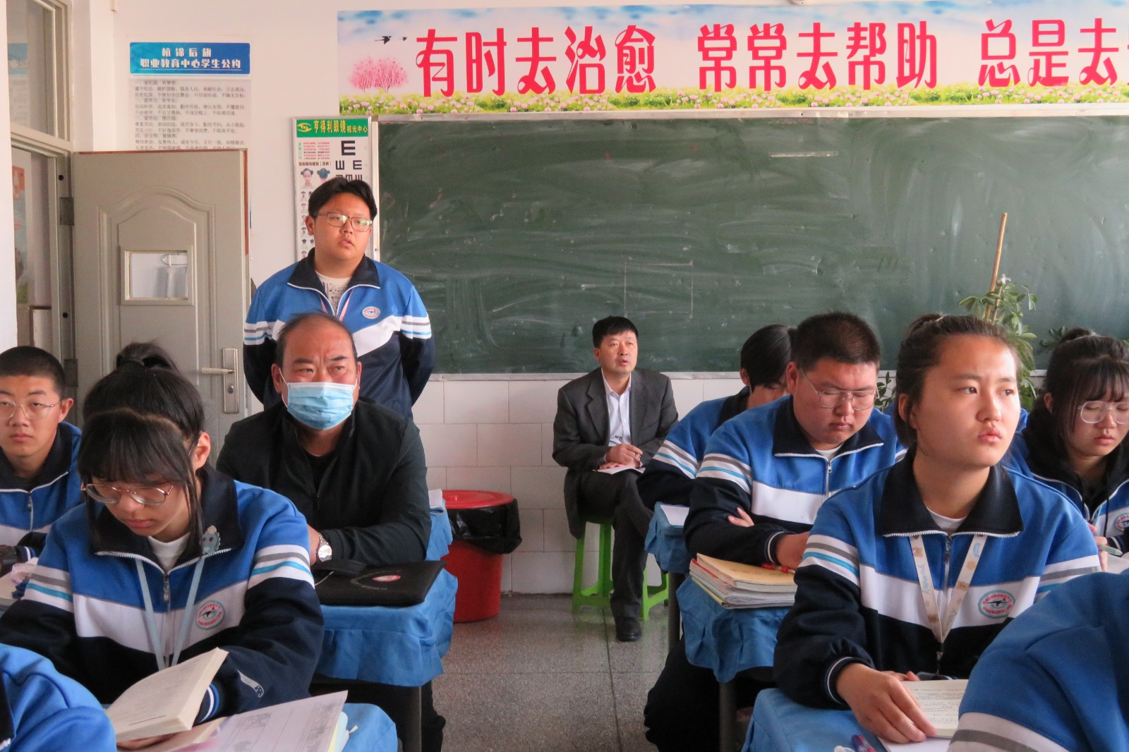 责任督学罗劲忠和边强主任在听课.JPG