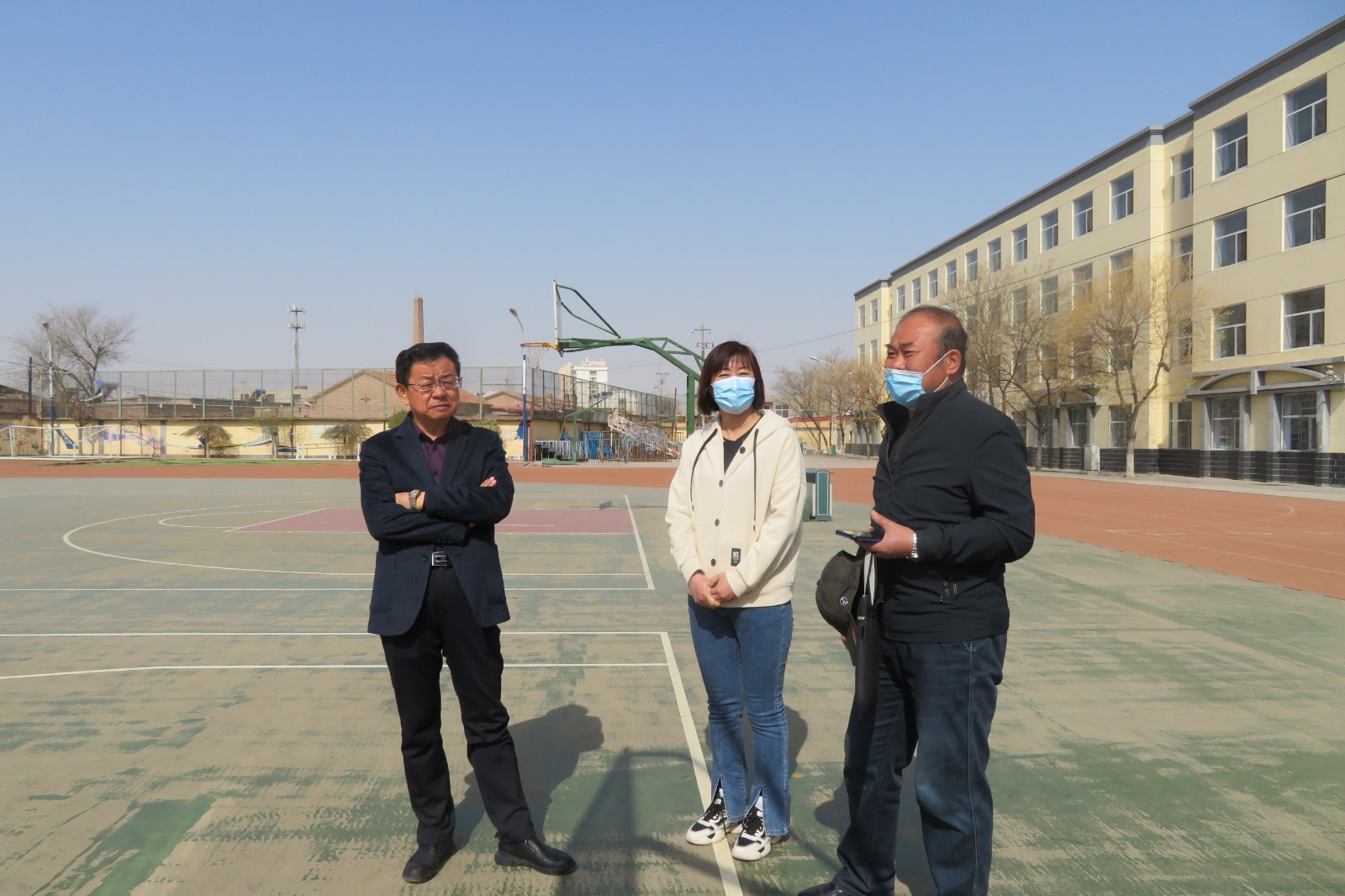 责任督学和校长刘瑞林、副校长韩巧瑞在交流.JPG