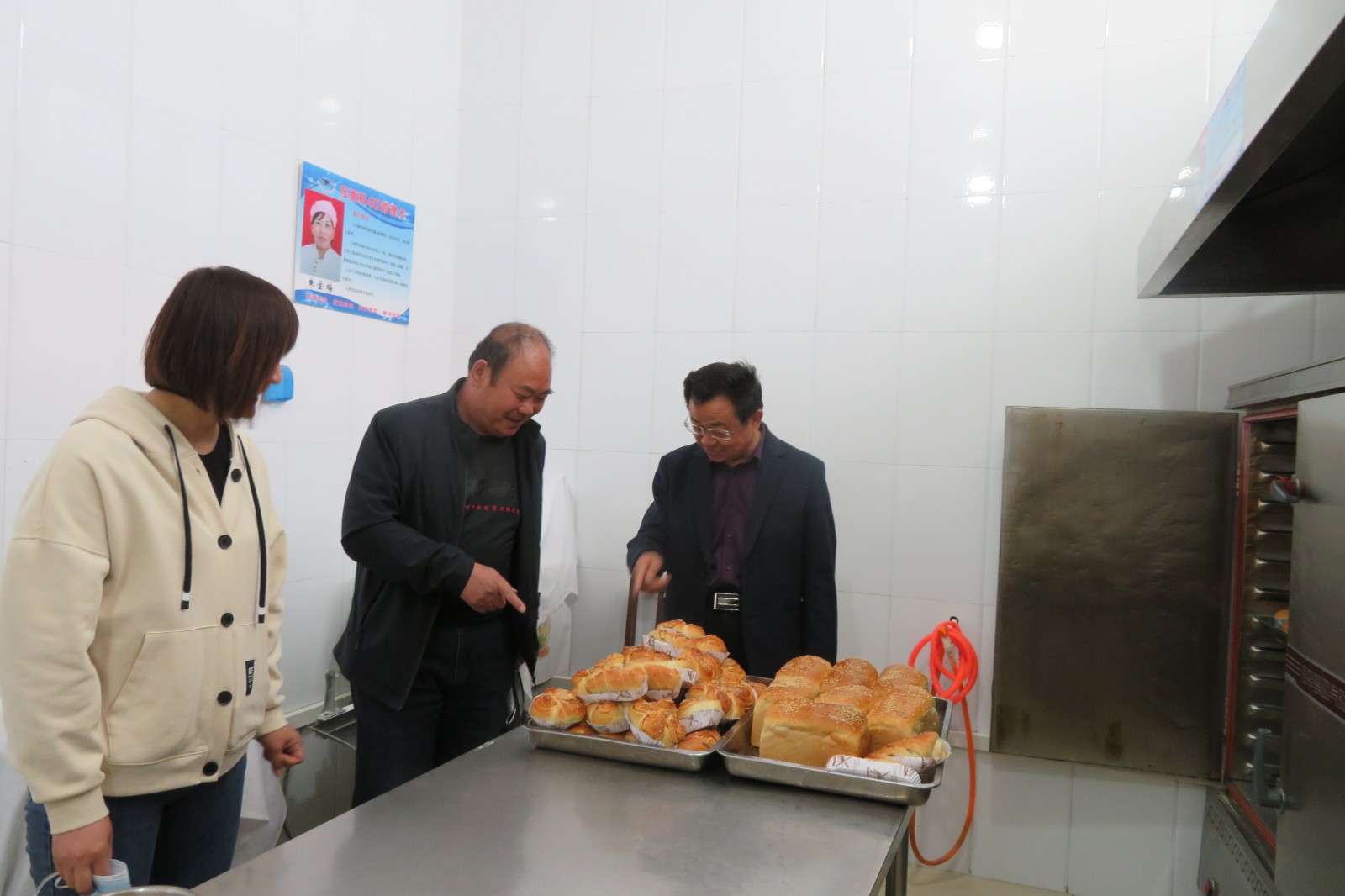 责任督学查看我校食堂制作的面点.JPG