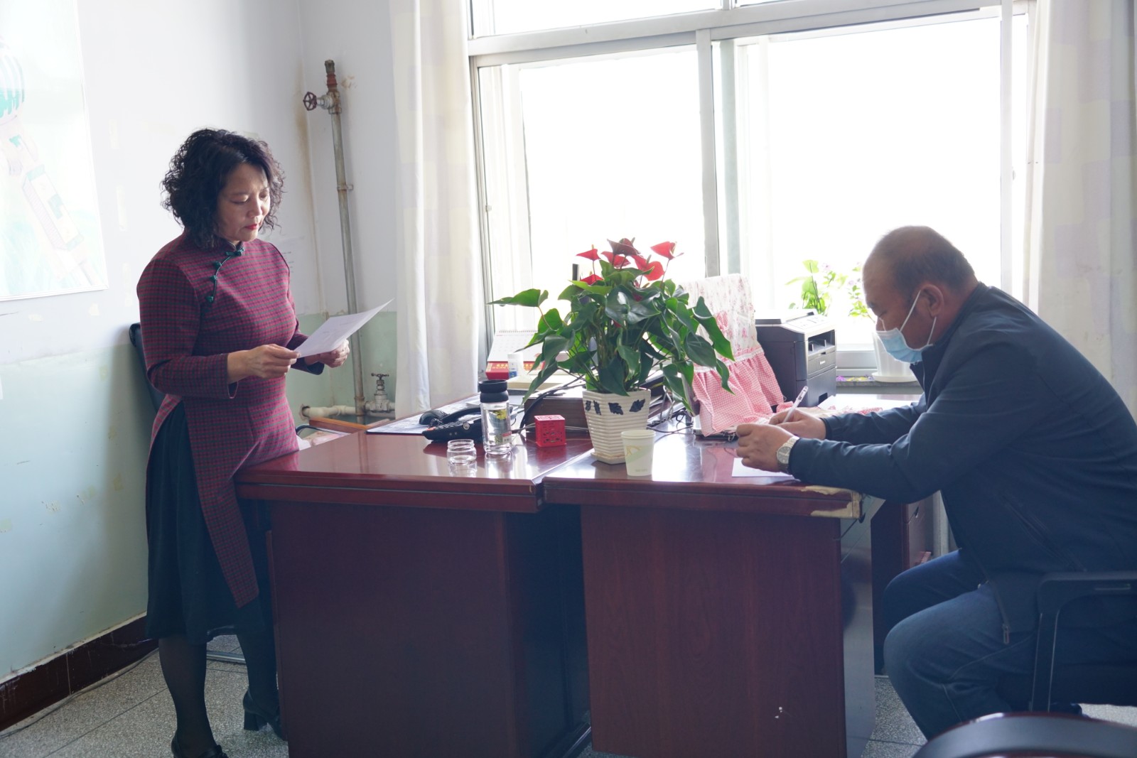 党办主任马淑英向责任督学汇报我校师德师风建设情况.JPG