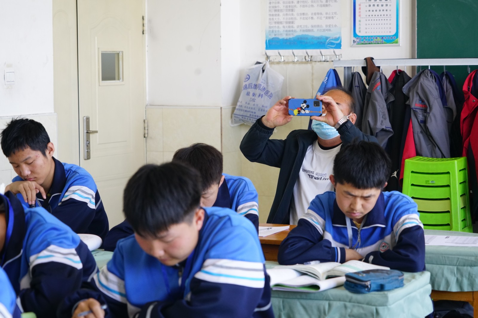 责任督学罗劲忠老师记录课堂情况.JPG