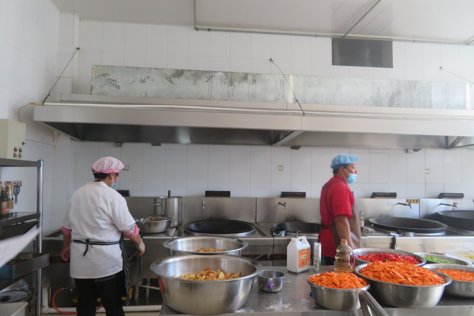 食堂师傅正在做饭.JPG