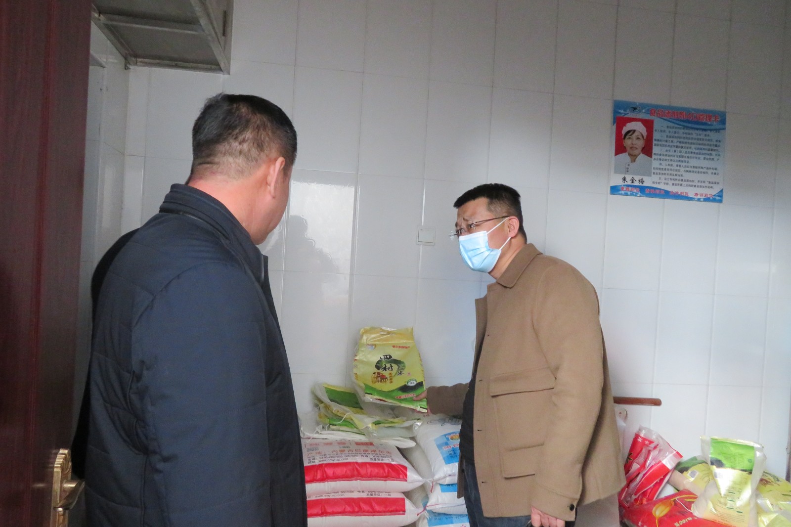 检查组检查食堂食材存储.JPG