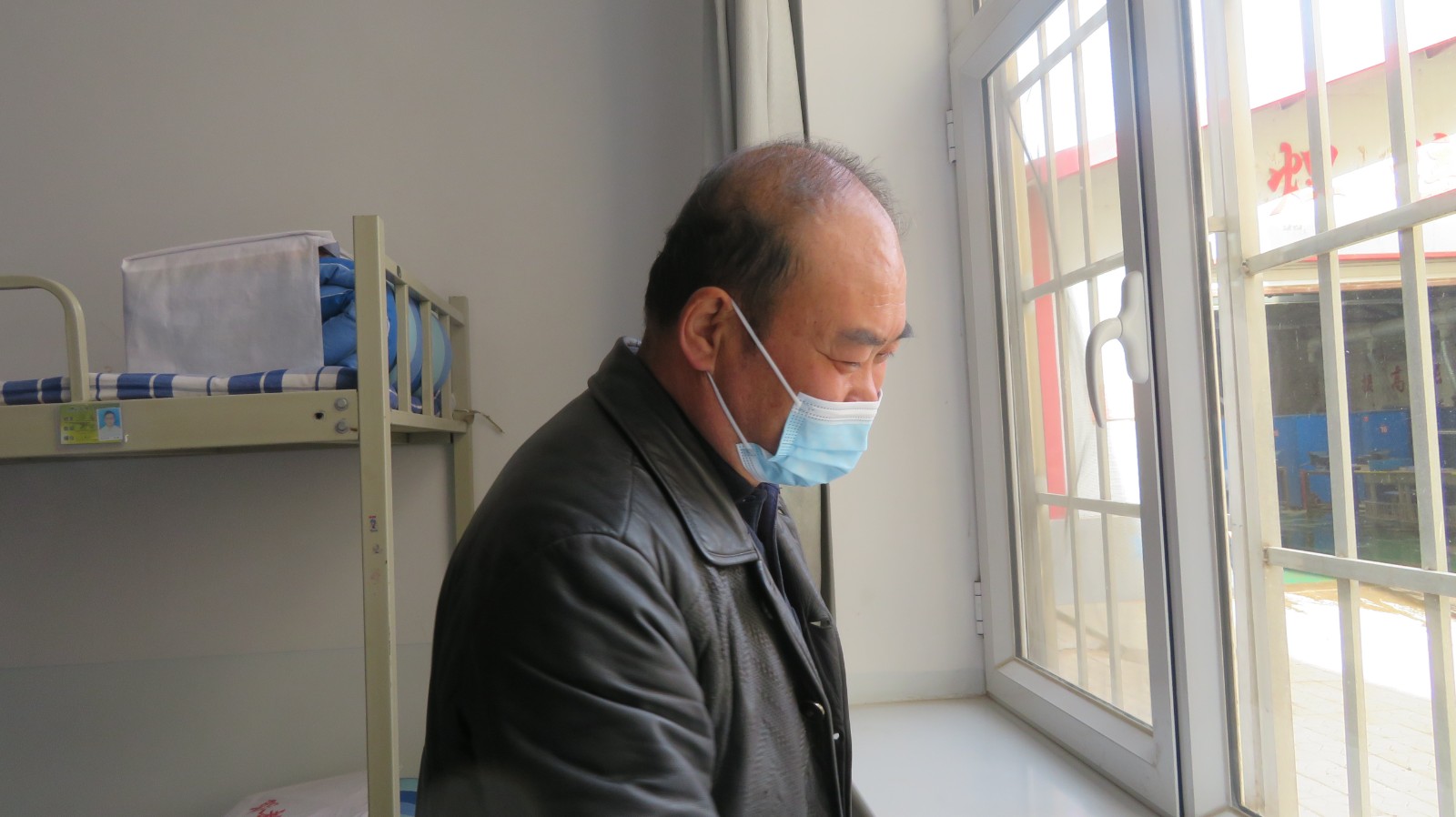 罗劲忠督学查看宿舍.JPG
