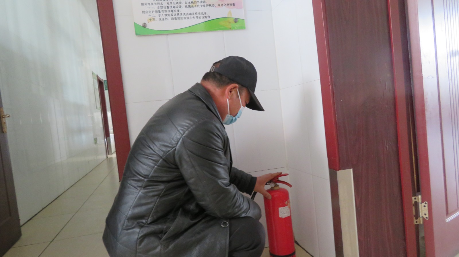 罗劲忠督学查看食堂灭火器.JPG
