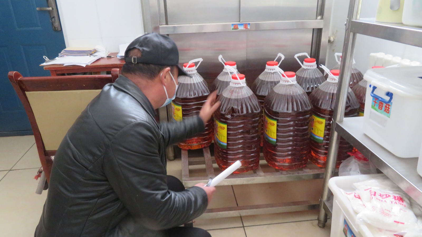 罗劲忠老师查看食品产地.JPG