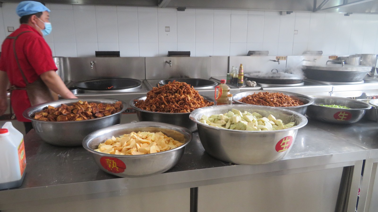 罗劲忠老师查看食堂工作人员操作.JPG