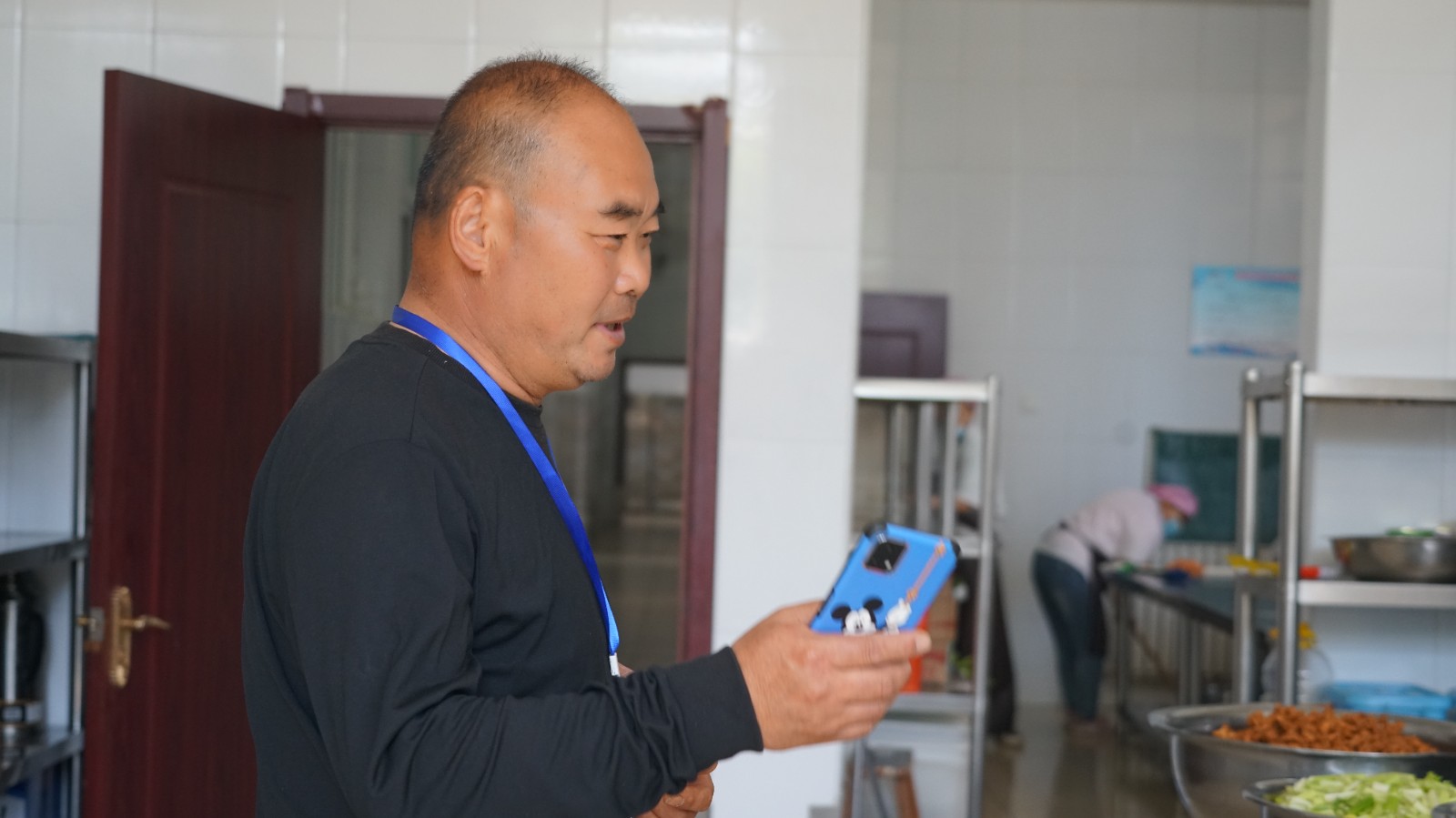 罗劲忠督学查看我校食堂.JPG