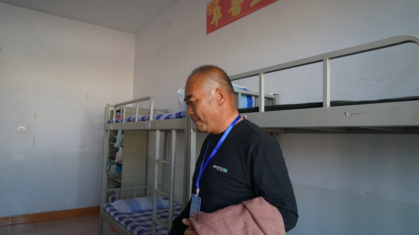 罗劲忠督学查看男生宿舍.JPG