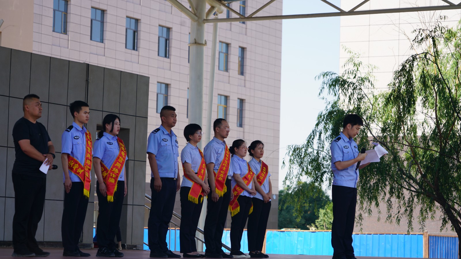 刑警队的警官为学生做“谨防电信网络诈骗”讲座 (2).JPG