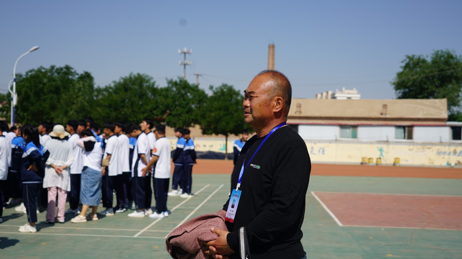 罗劲忠督学和学生一起.JPG