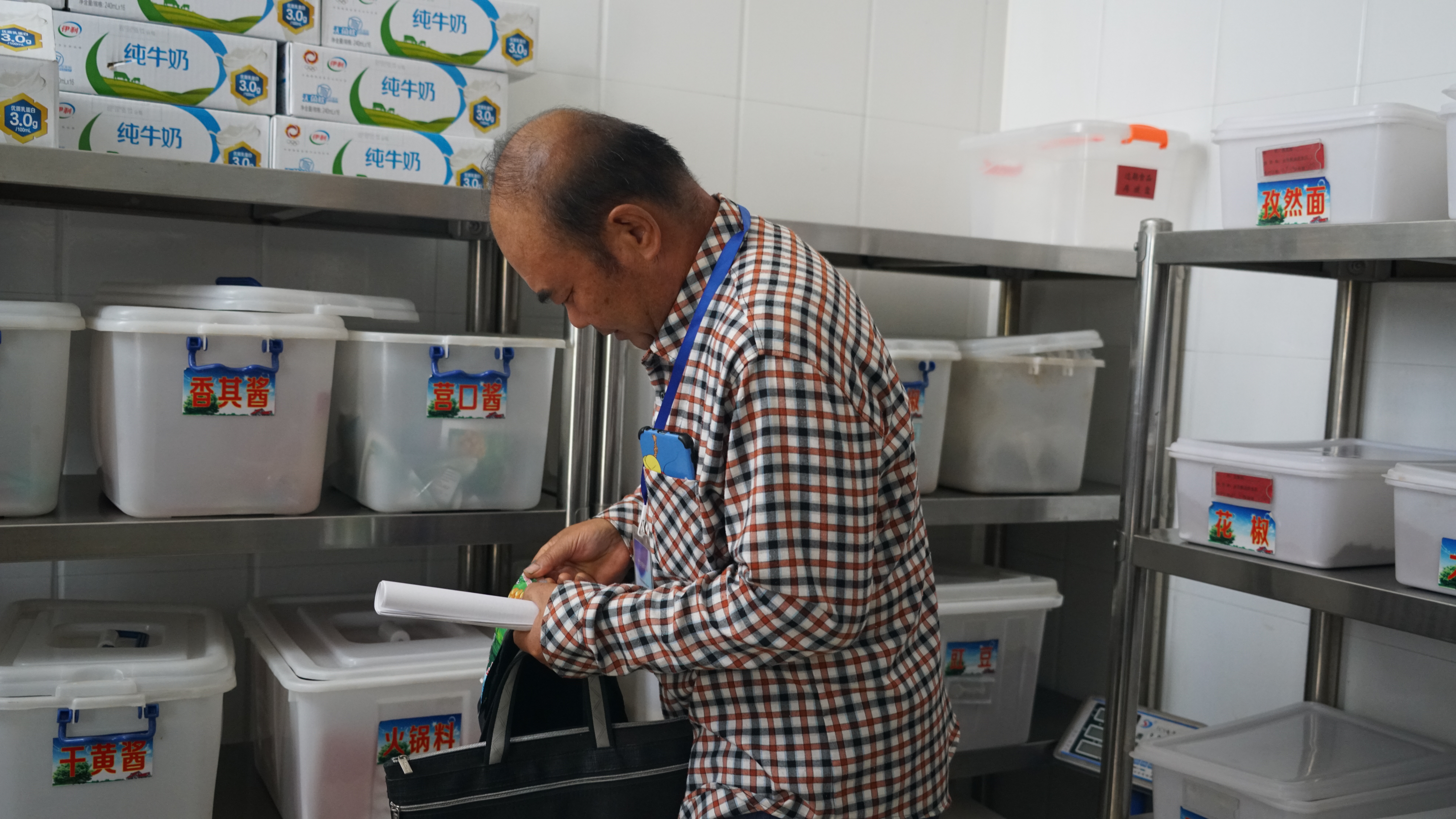 责任督学罗劲忠检查食品保质期.JPG