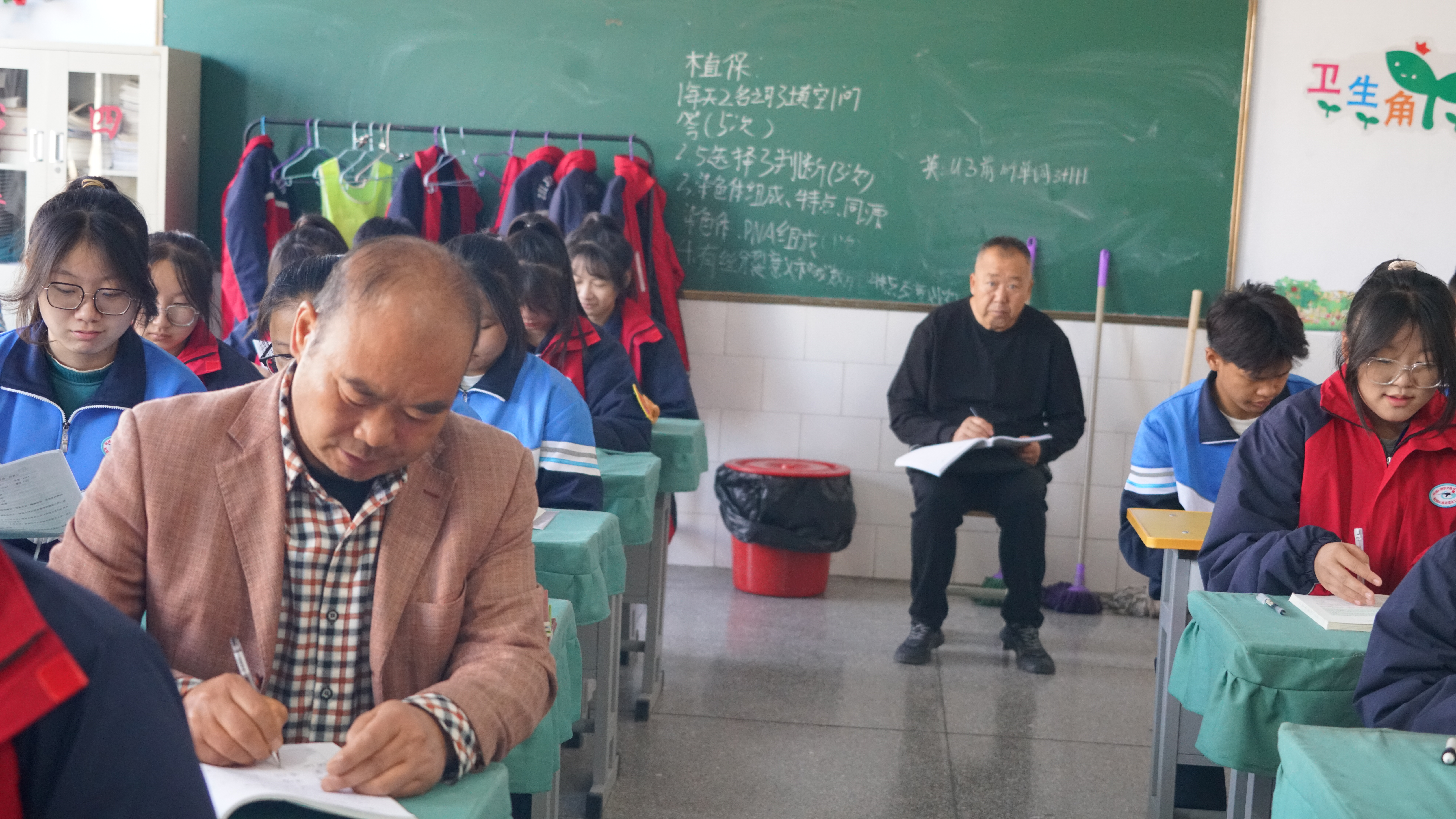 责任督学罗劲忠、赵英在听课.JPG