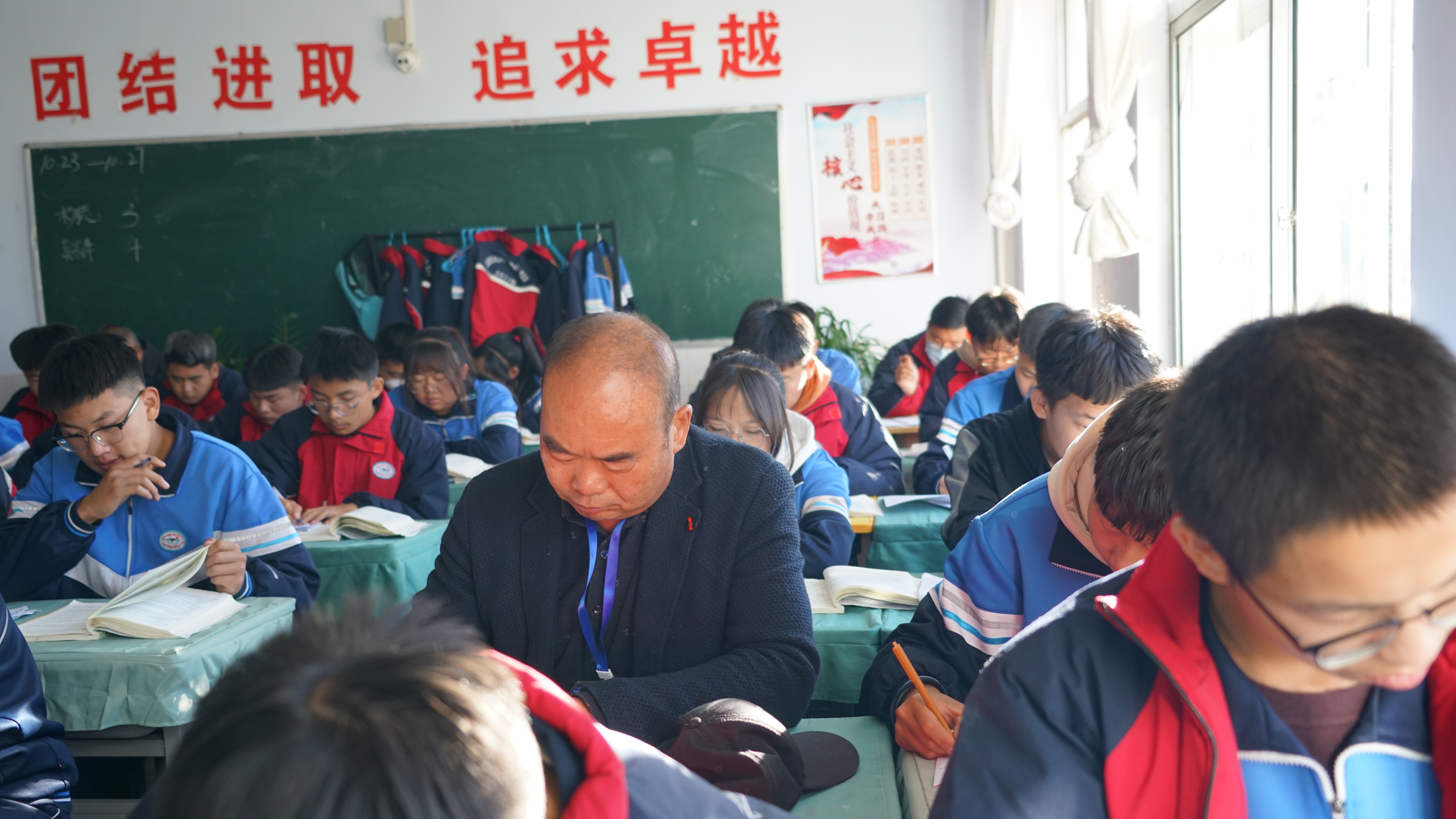 责任督学罗劲忠在听课.JPG