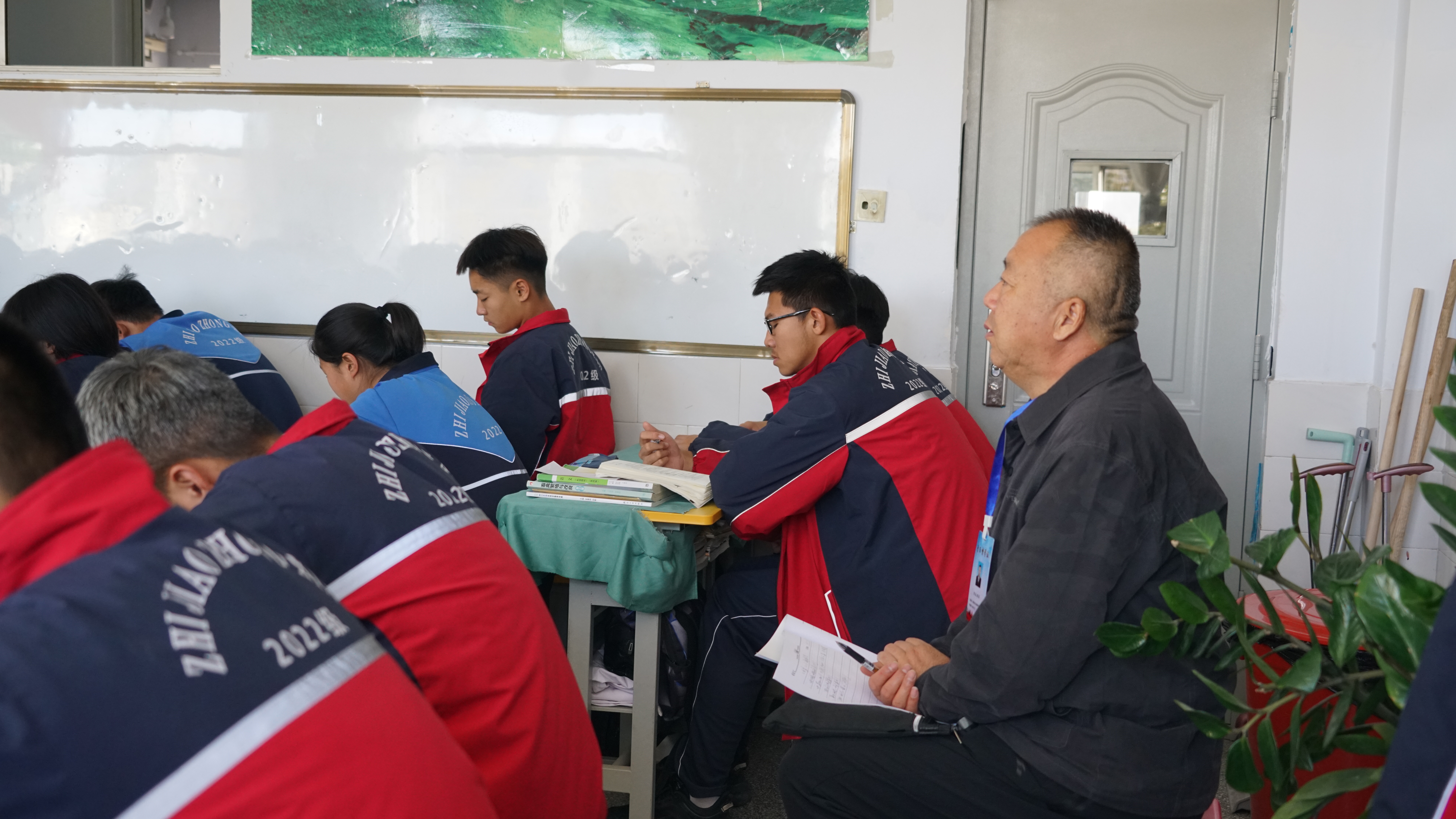 责任督学赵英老师在听课.JPG
