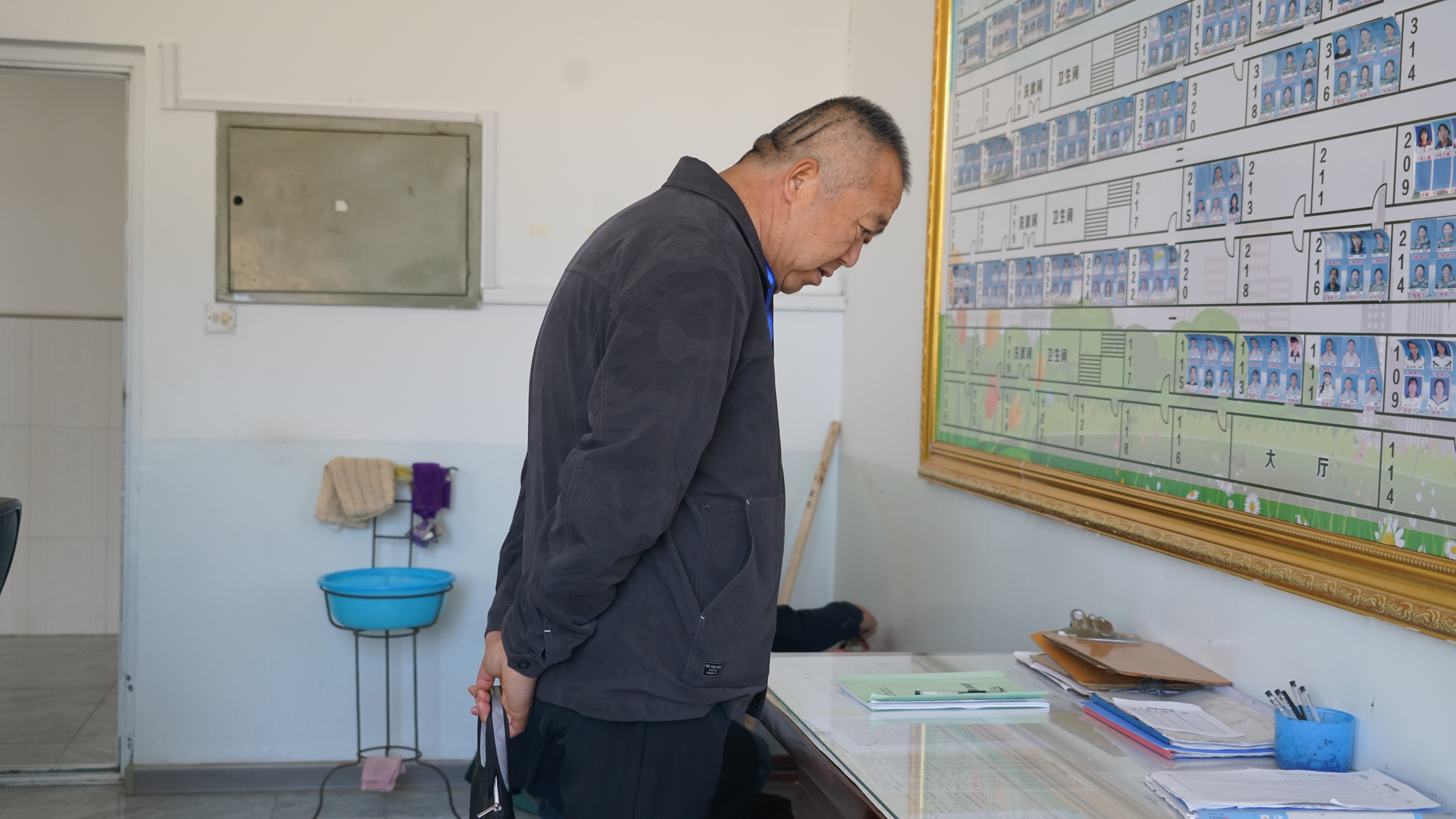 责任督学赵英查看公寓楼值班记录.JPG